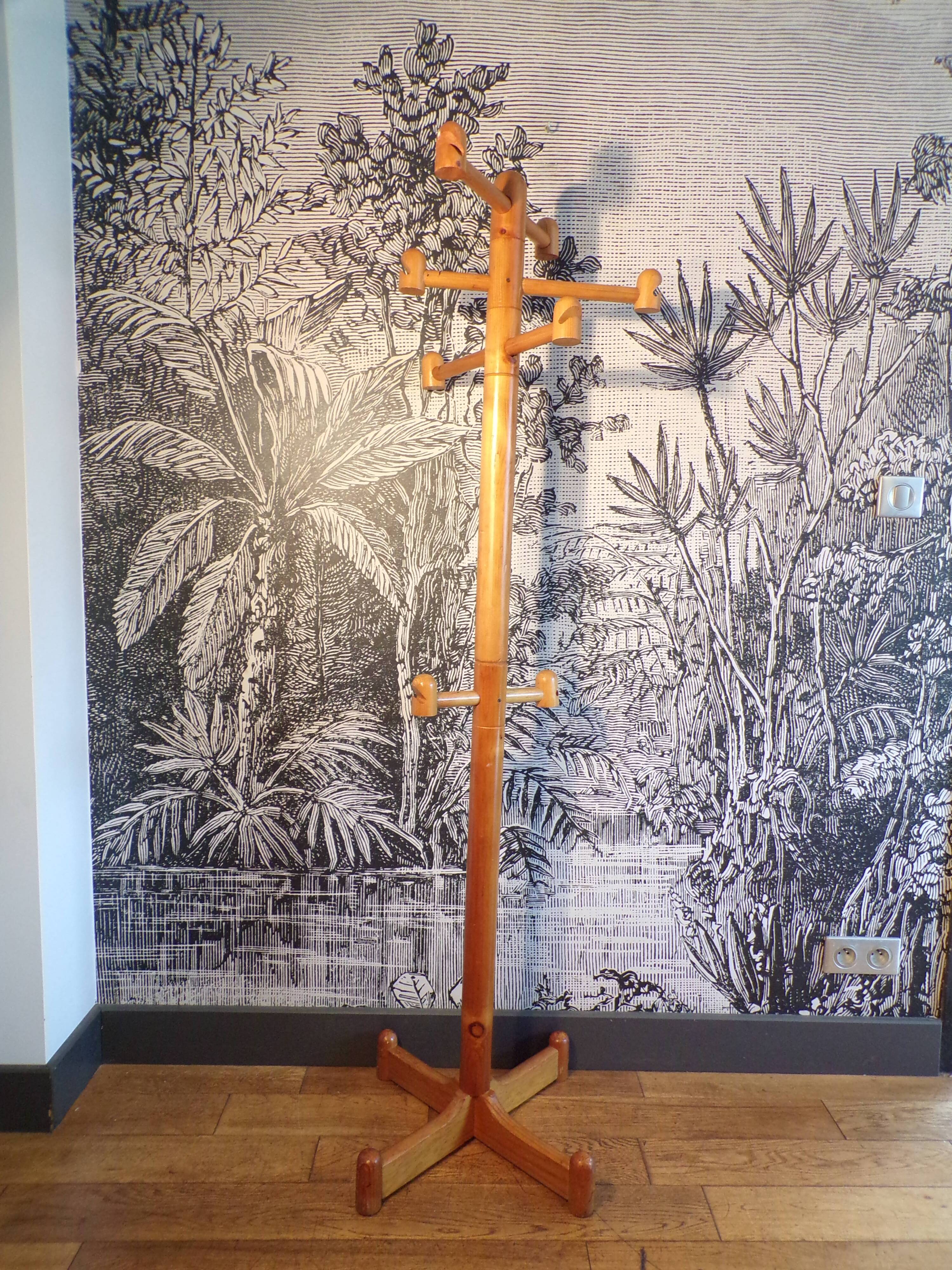 Parrot coat rack in pine 1980