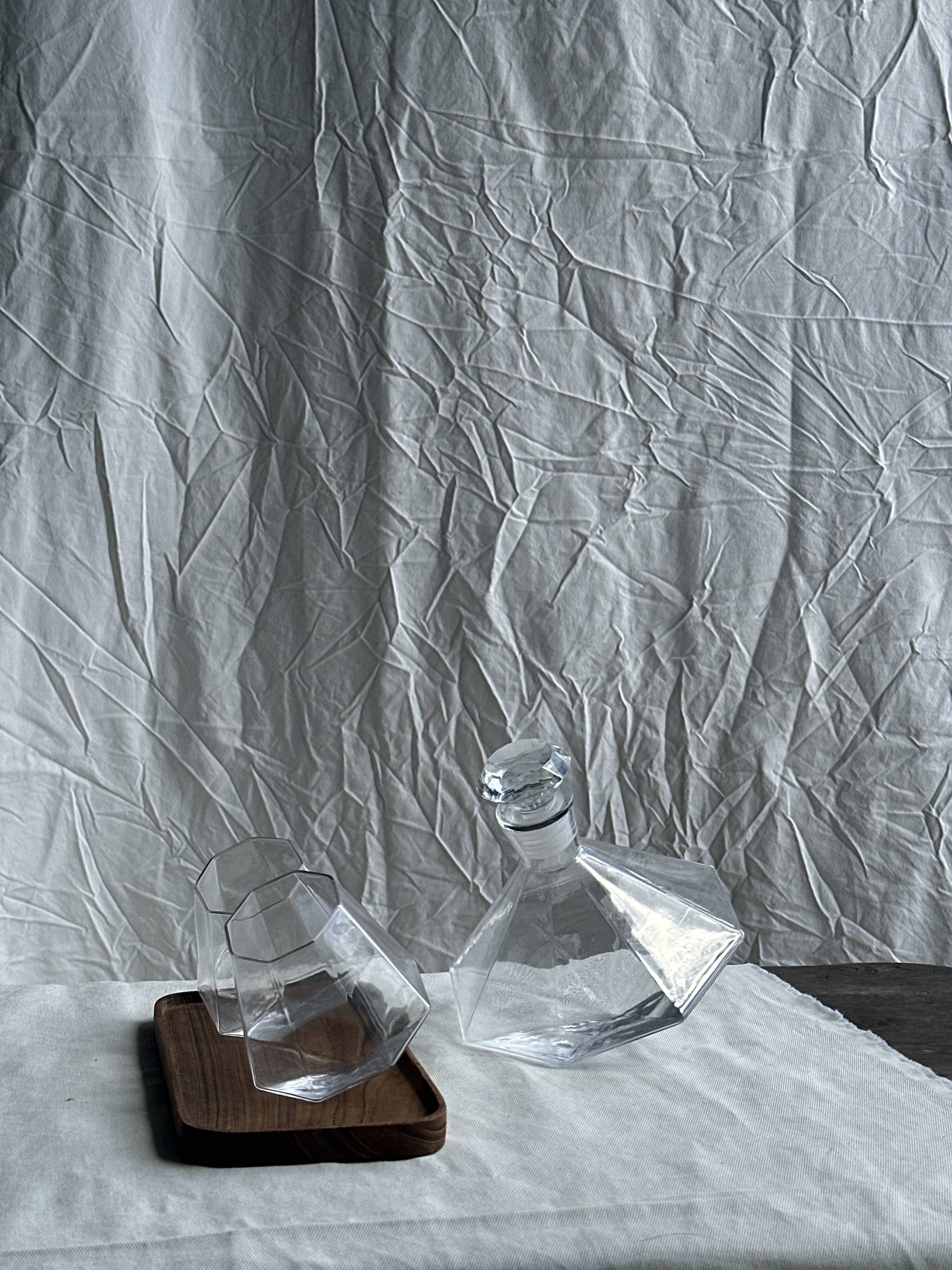 Small geometric carafe with diamond-shaped stopper and its 4 glasses