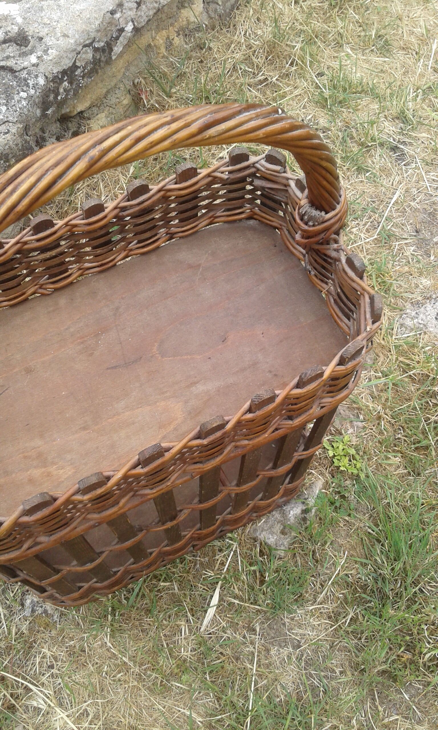 Rattan bottle bar with handle