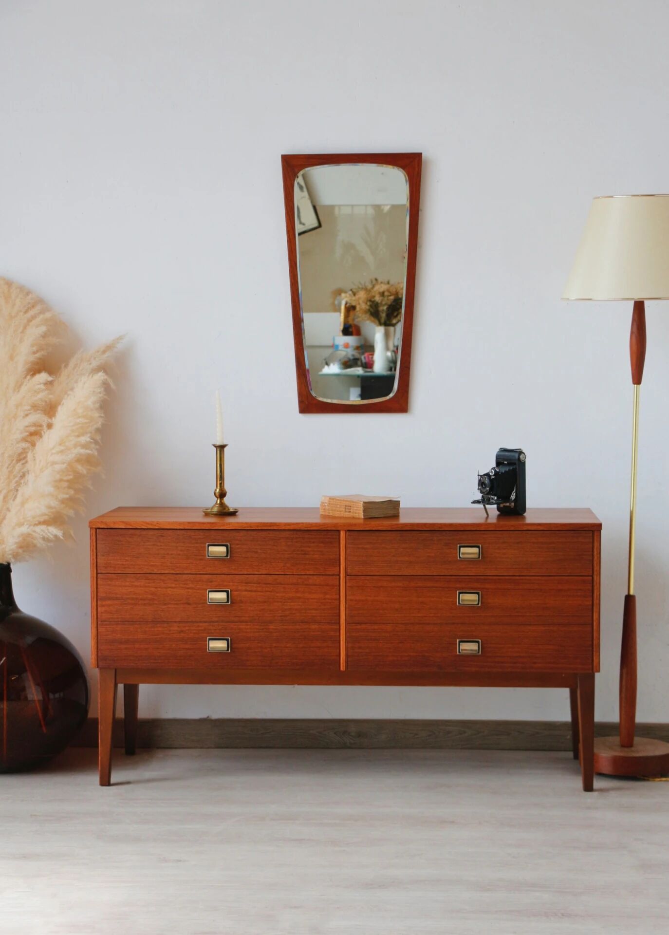Vintage teak and zebrano chest of drawers: elegance of the 60s.