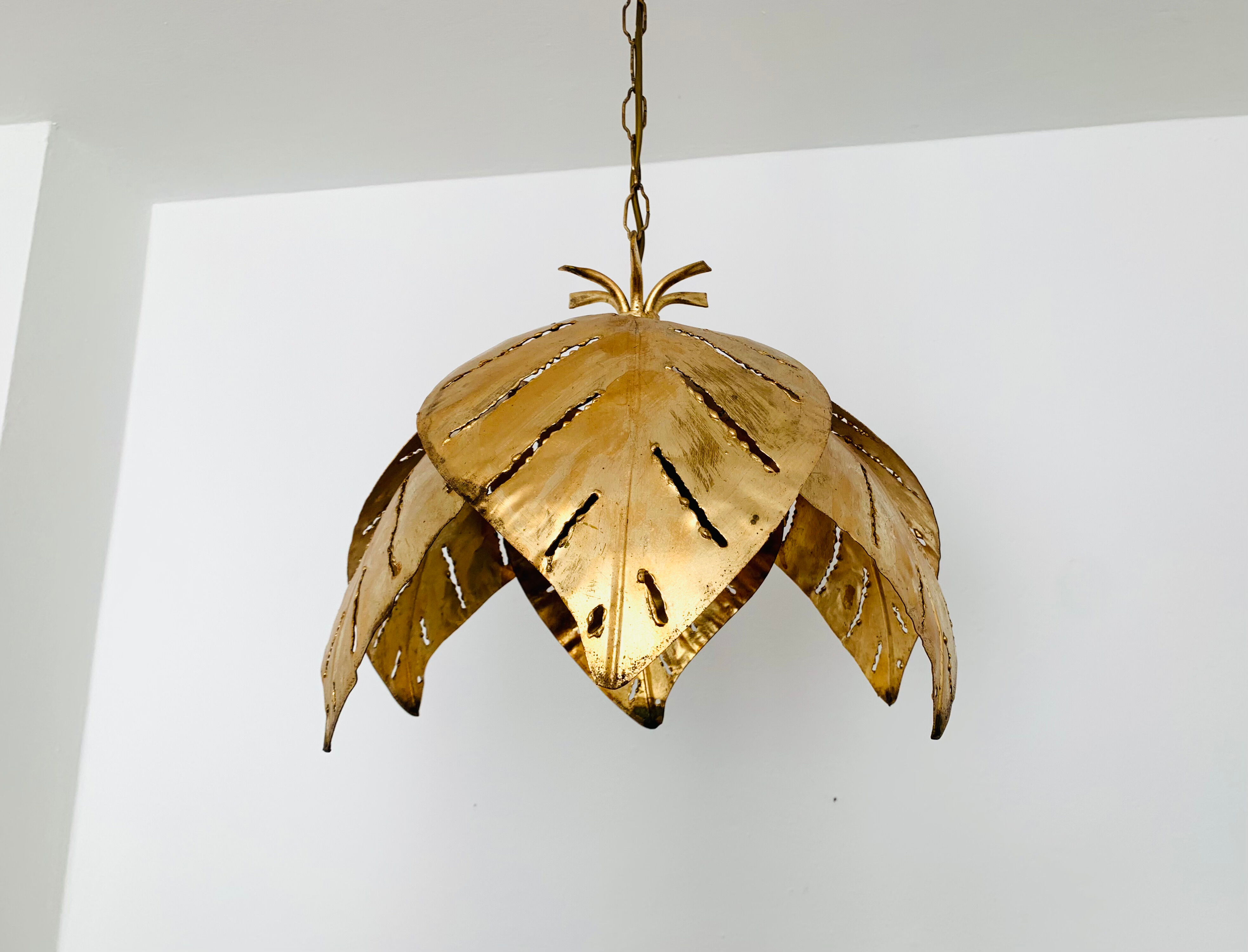 Lustre en feuille de palmier hollywood régence italienne dorée par Hans Kögl