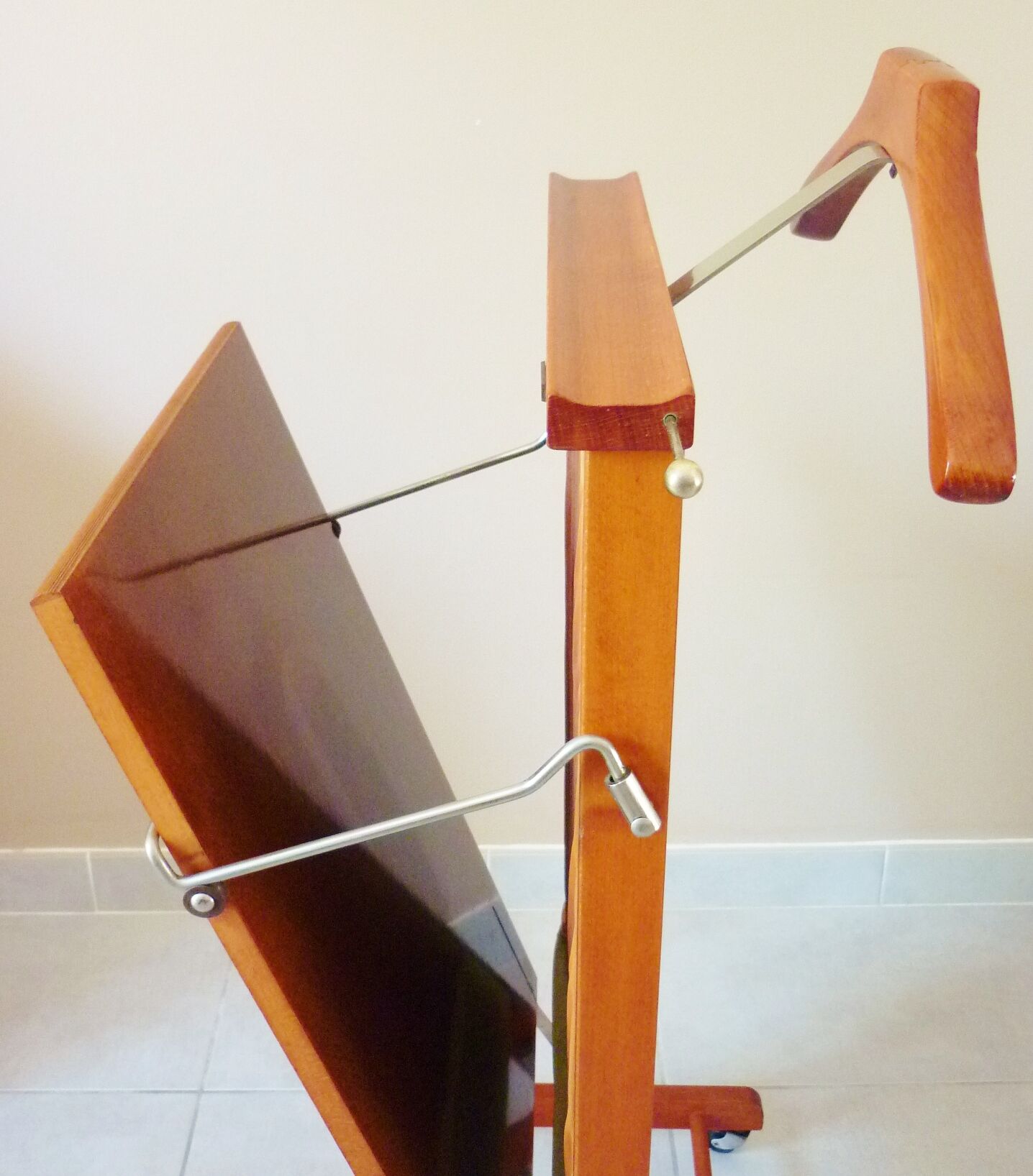 Wooden valet, signed Fratelli Reguitti, 60s, on wheels