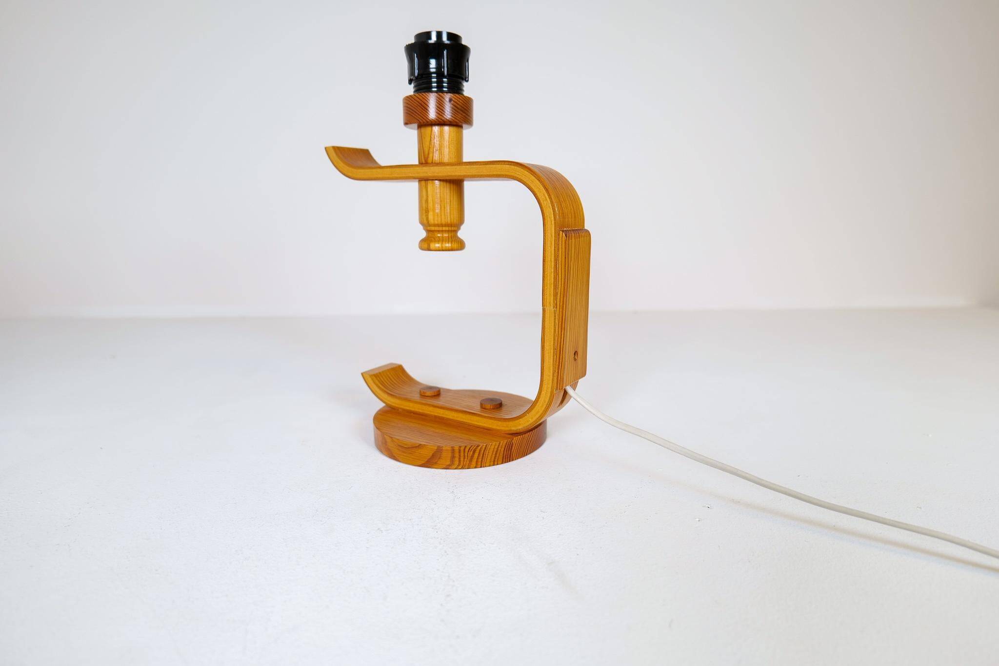 Mid-century modern sculptural table lamp in pine, 1970s.