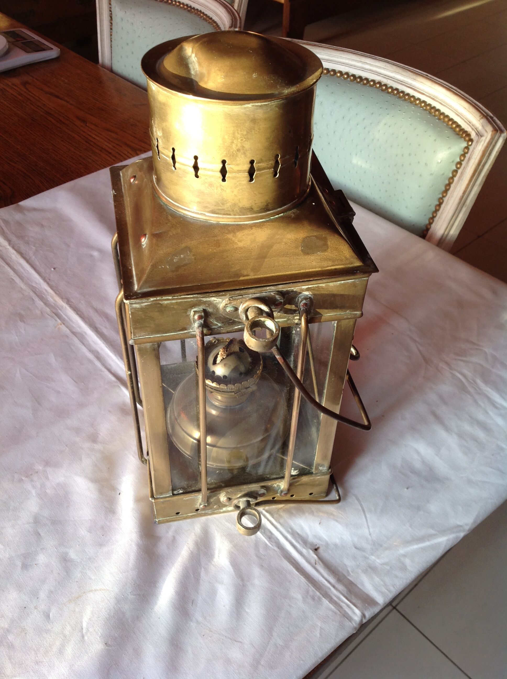 Ancienne lampe de bateau, à pétrole