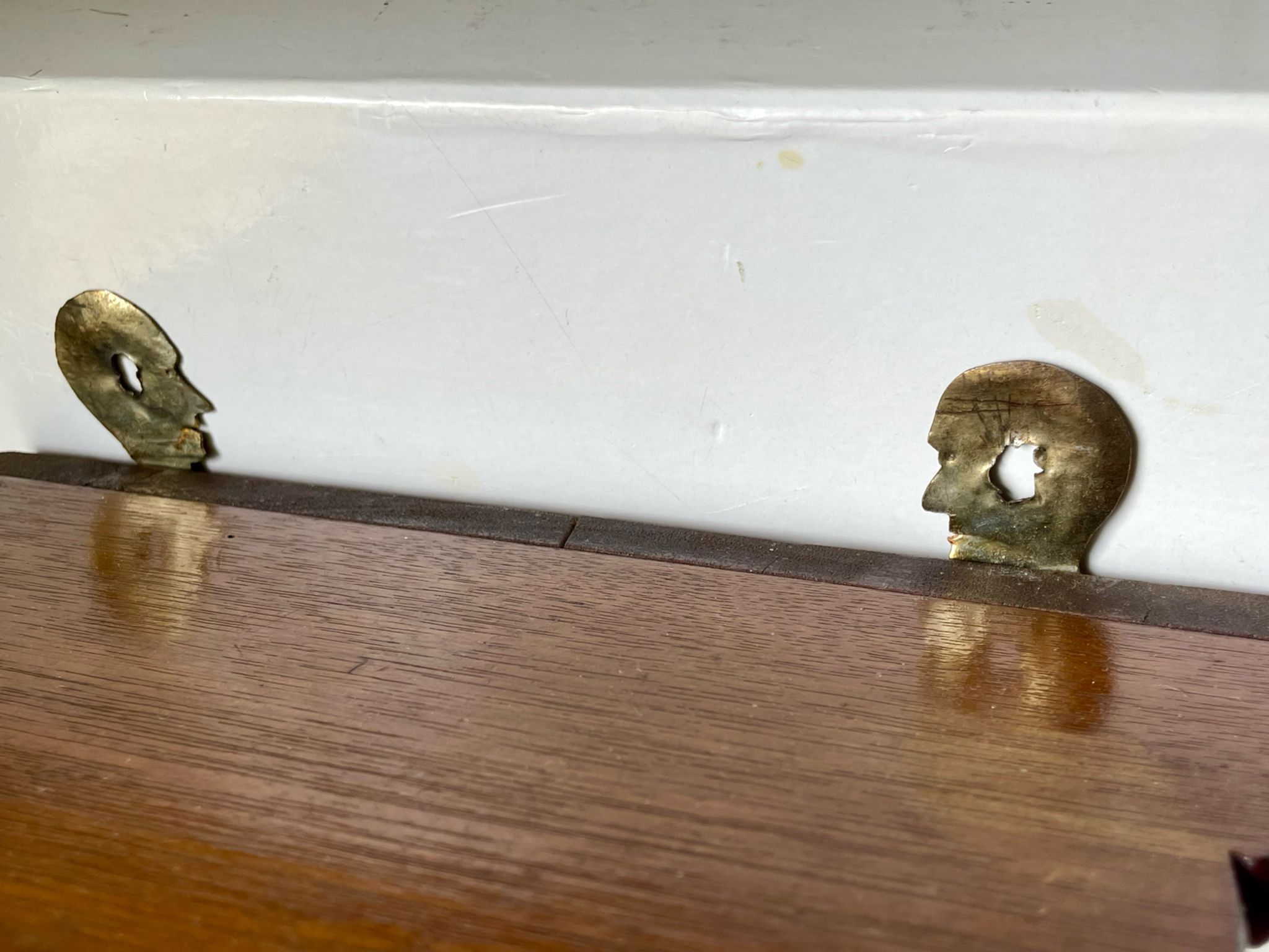 Support de console mural en bois antique avec sculptures géométriques