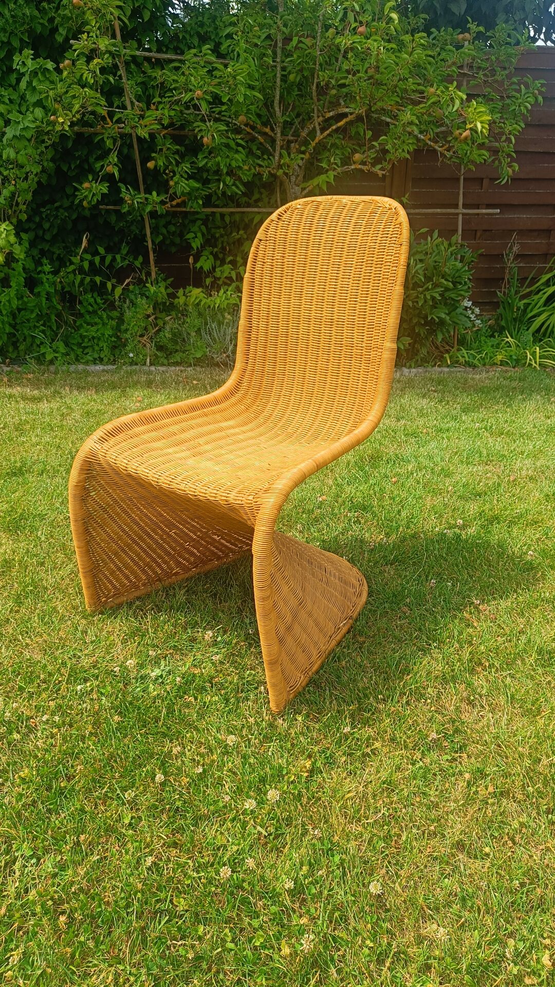 chaise en rotin style Verner Panton