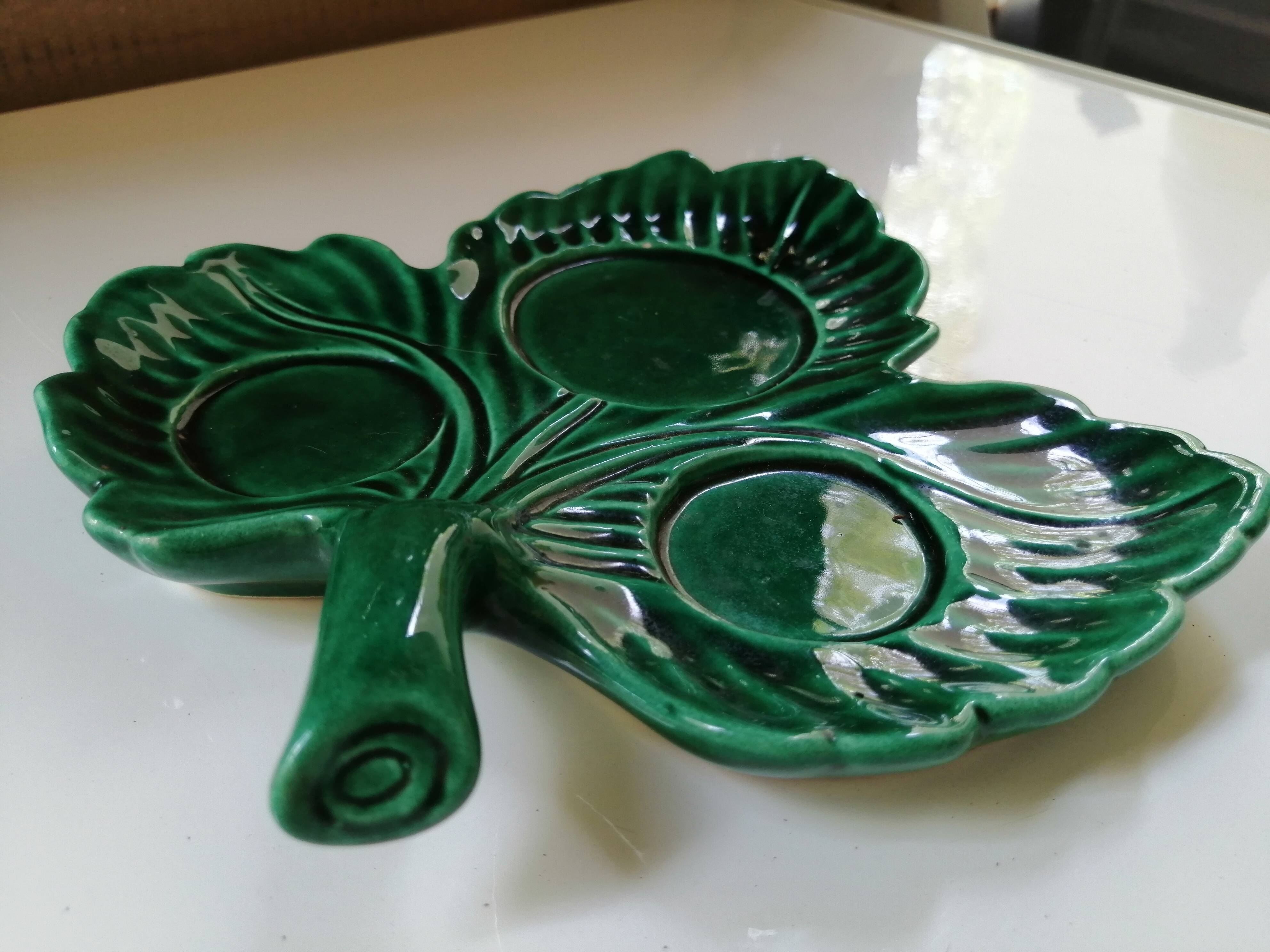 Large empty green leaf pocket Vallauris