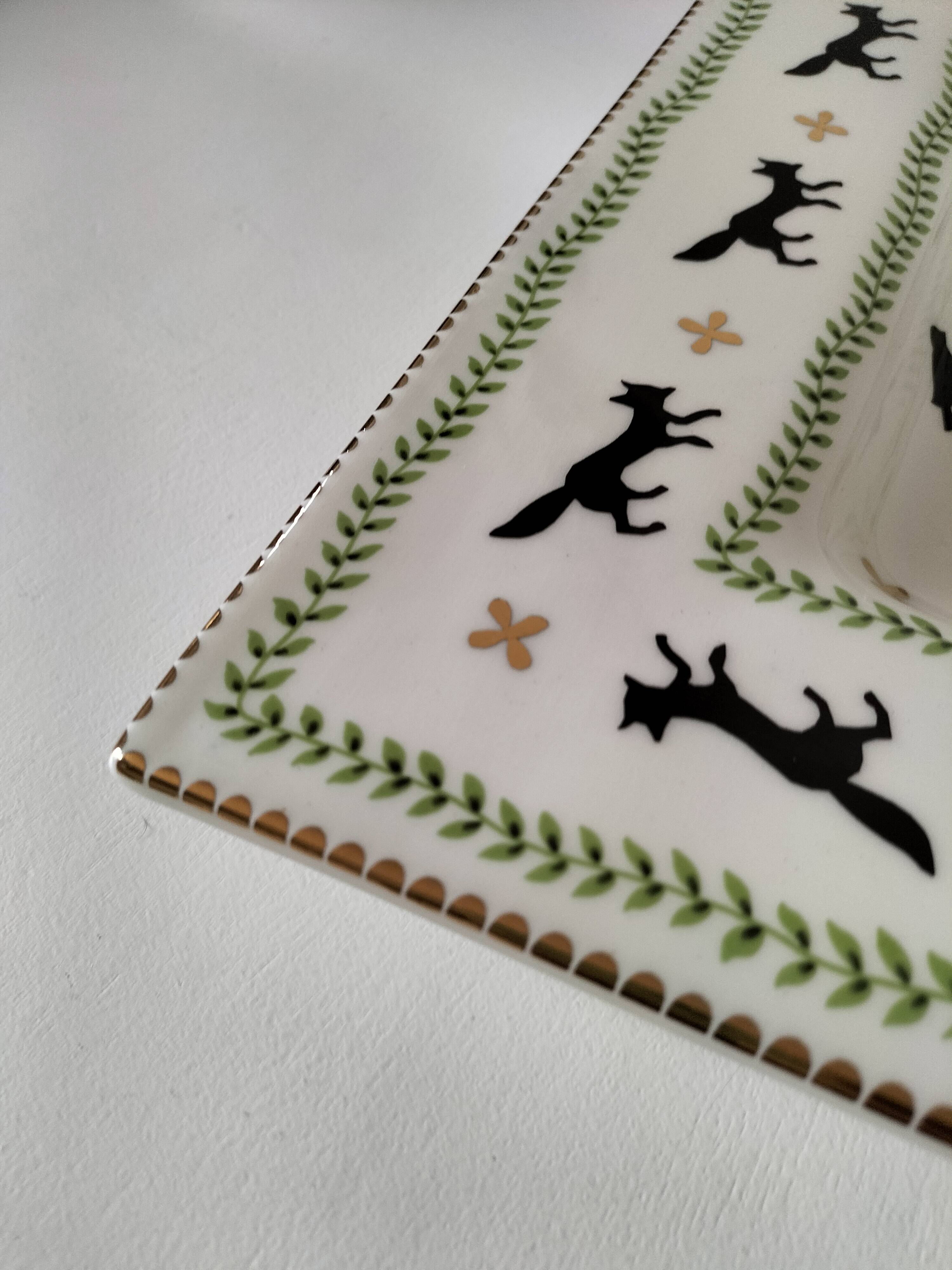Large square dish RB Bernarda with animal decoration.