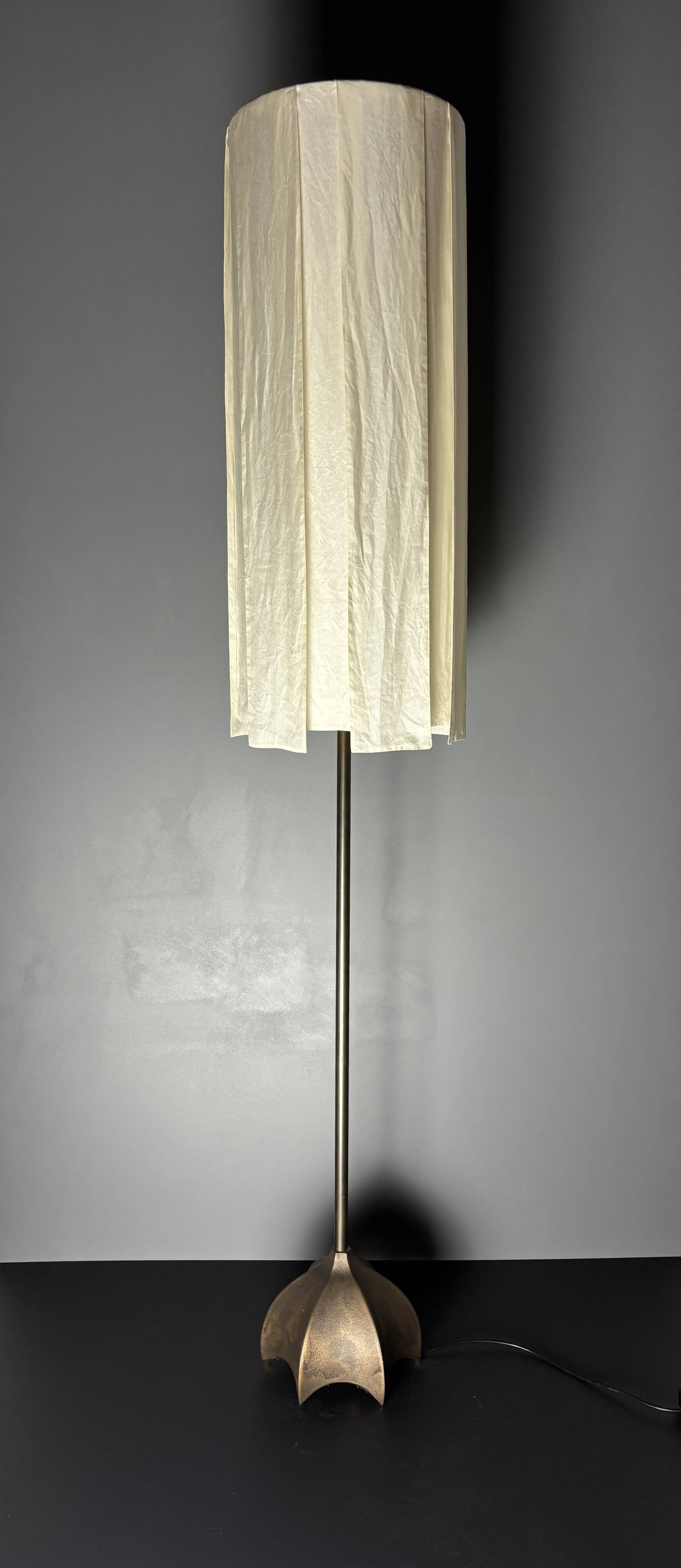Brutalist bronze floor lamp, Dutch design by Jan des Bouvrie for Quasar