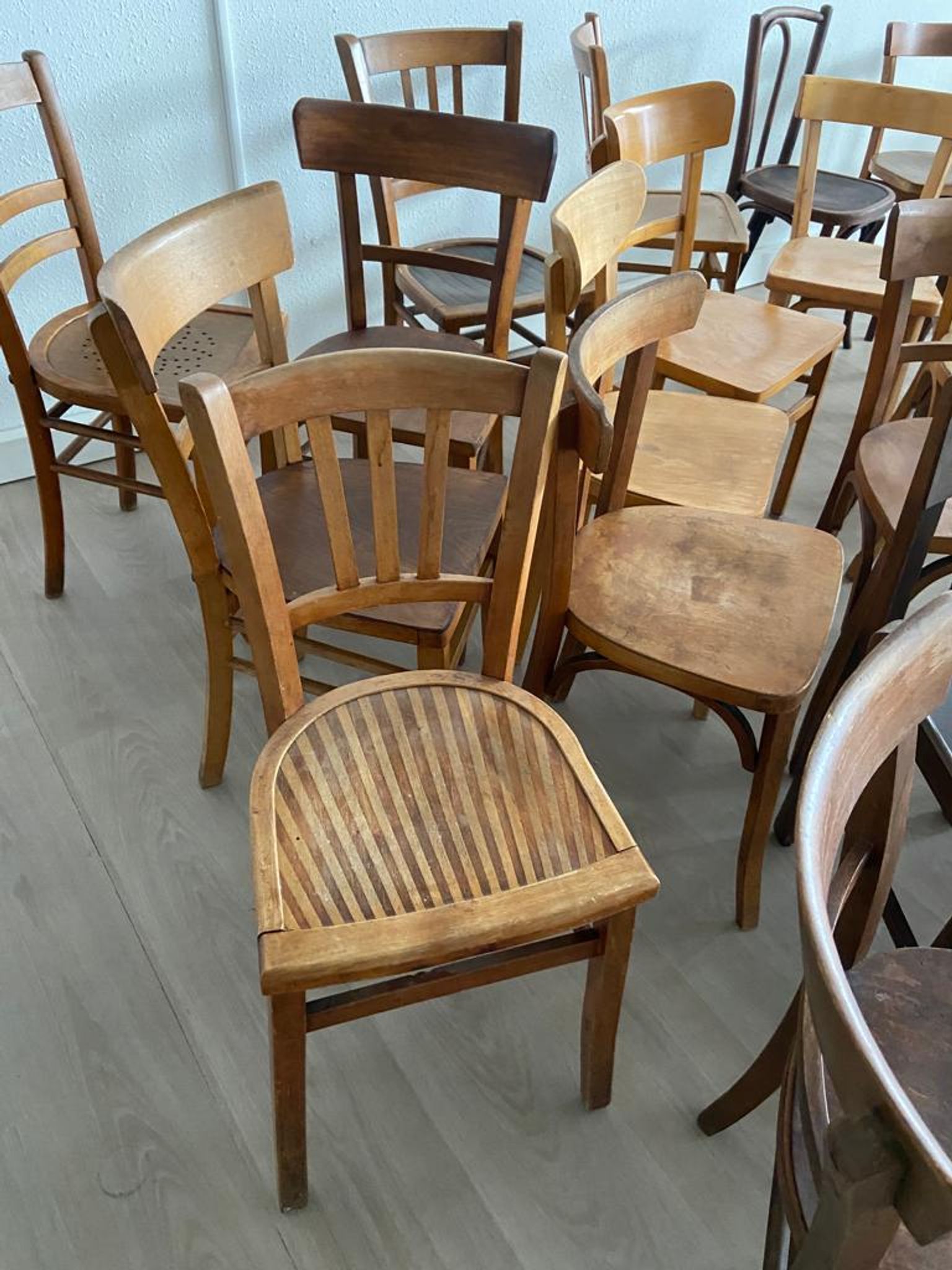 Set of 30 bistro chairs BOIS COURBÉ Vintage 60s mismatched