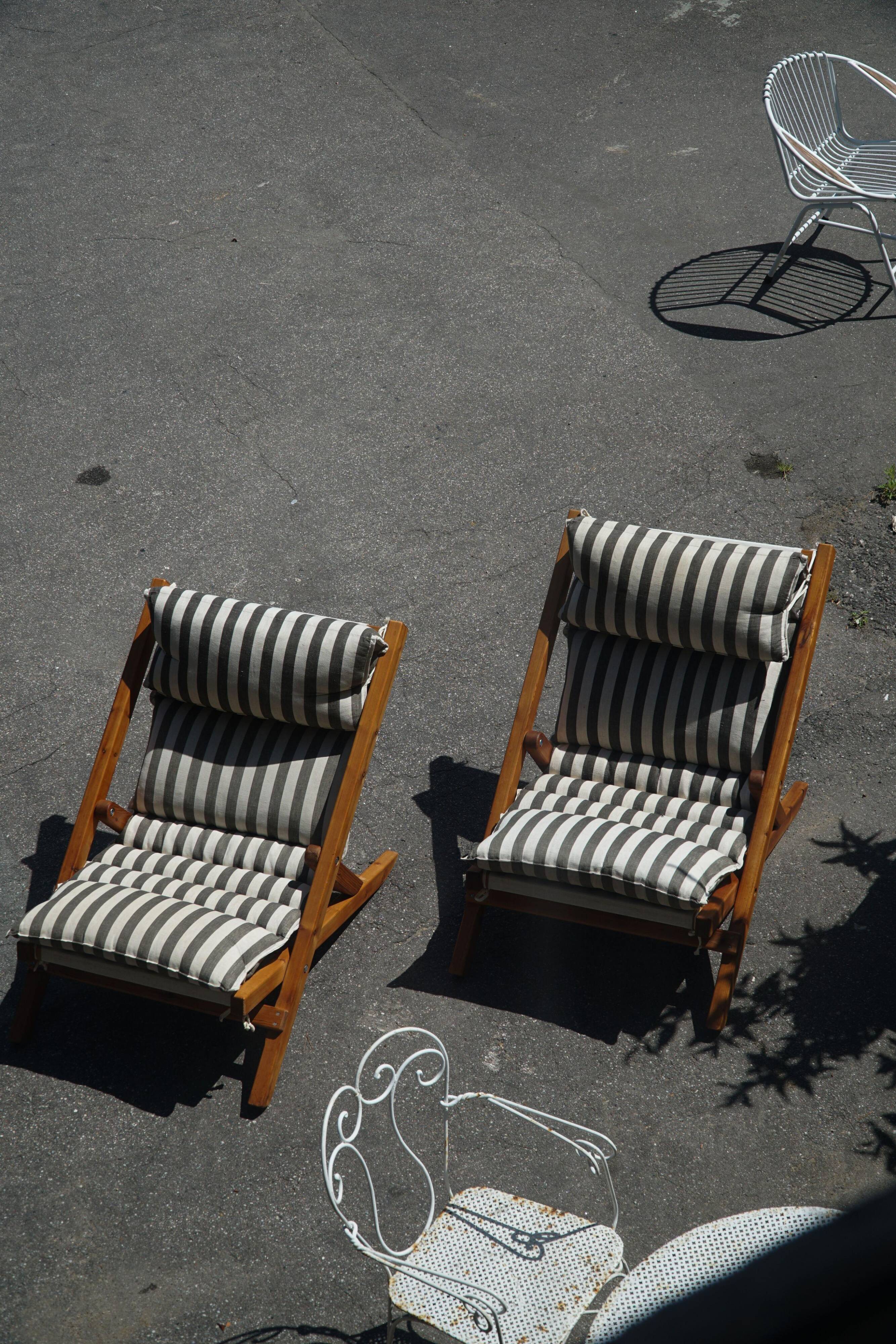 Mid-century dining/lounge chairs in pine and striped cotton canvas, Denmark, 1970s.