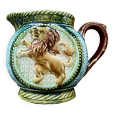 Pichet à crème en barbotine – Décor Lion rampant héraldique Saint-Clém