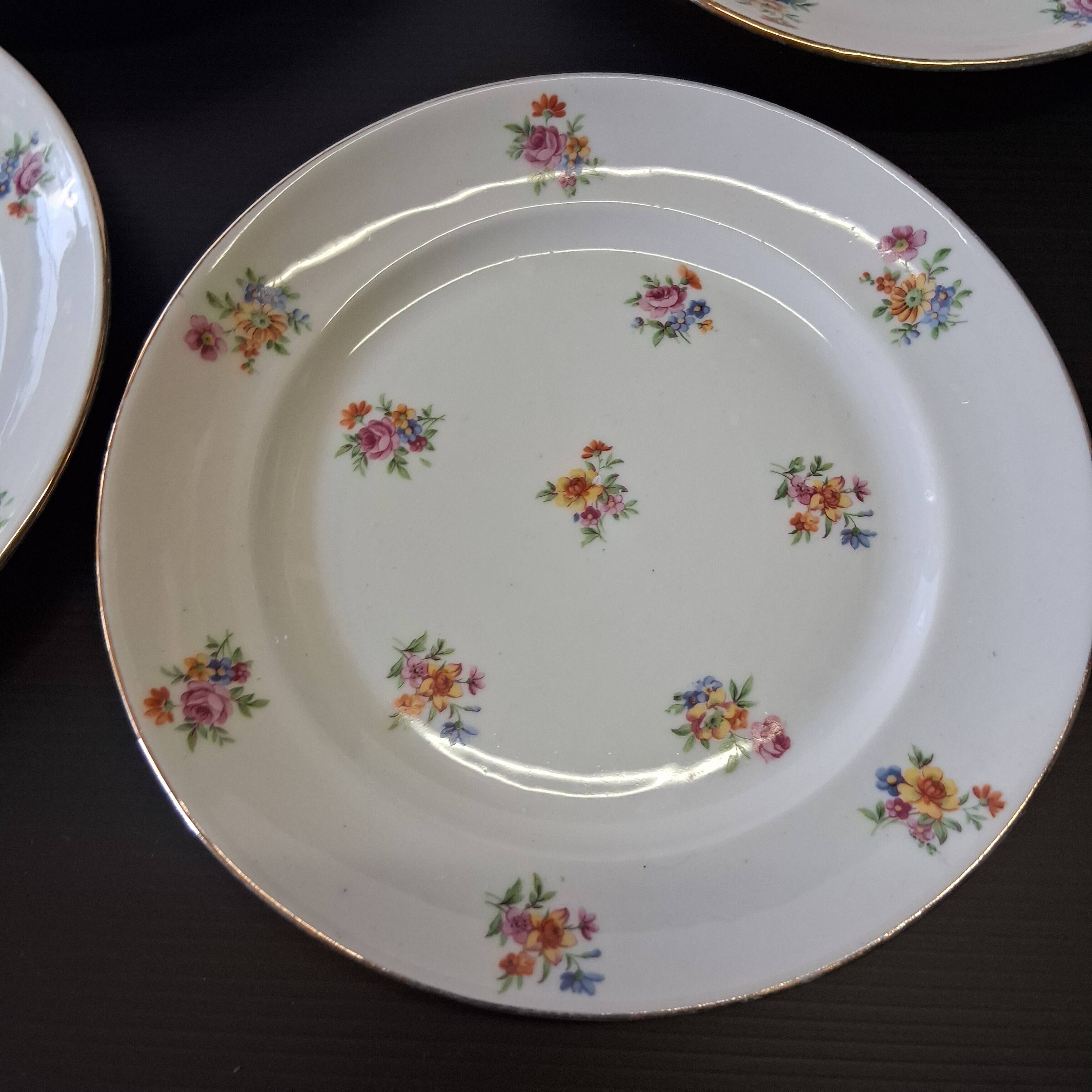 6 dessert plates in French porcelain in good condition.