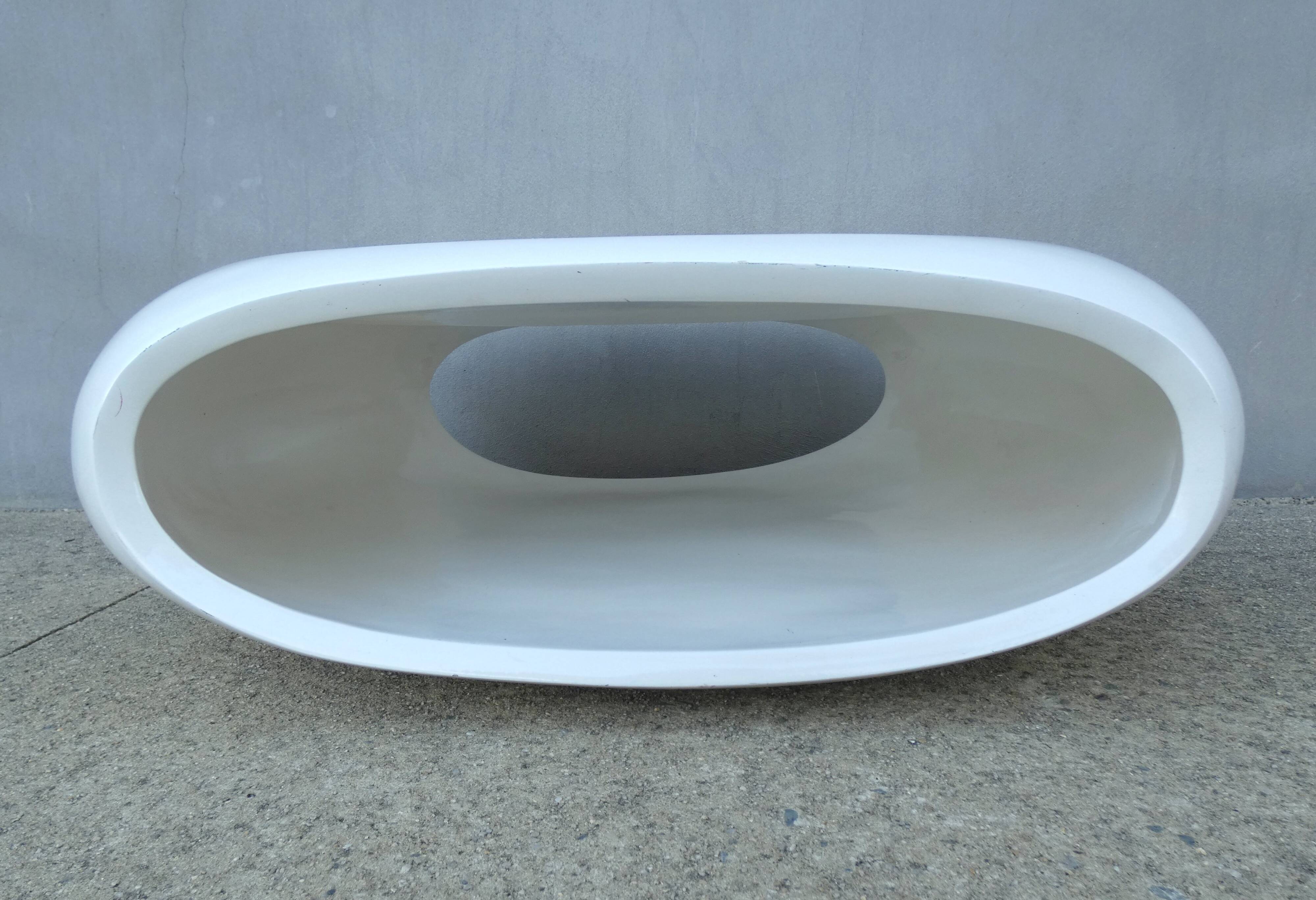 Table basse laquée blanche design Space Age forme libre vintage