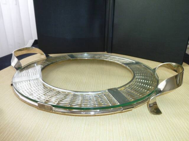 Serving dish for cakes or cheeses in glass and silver metal