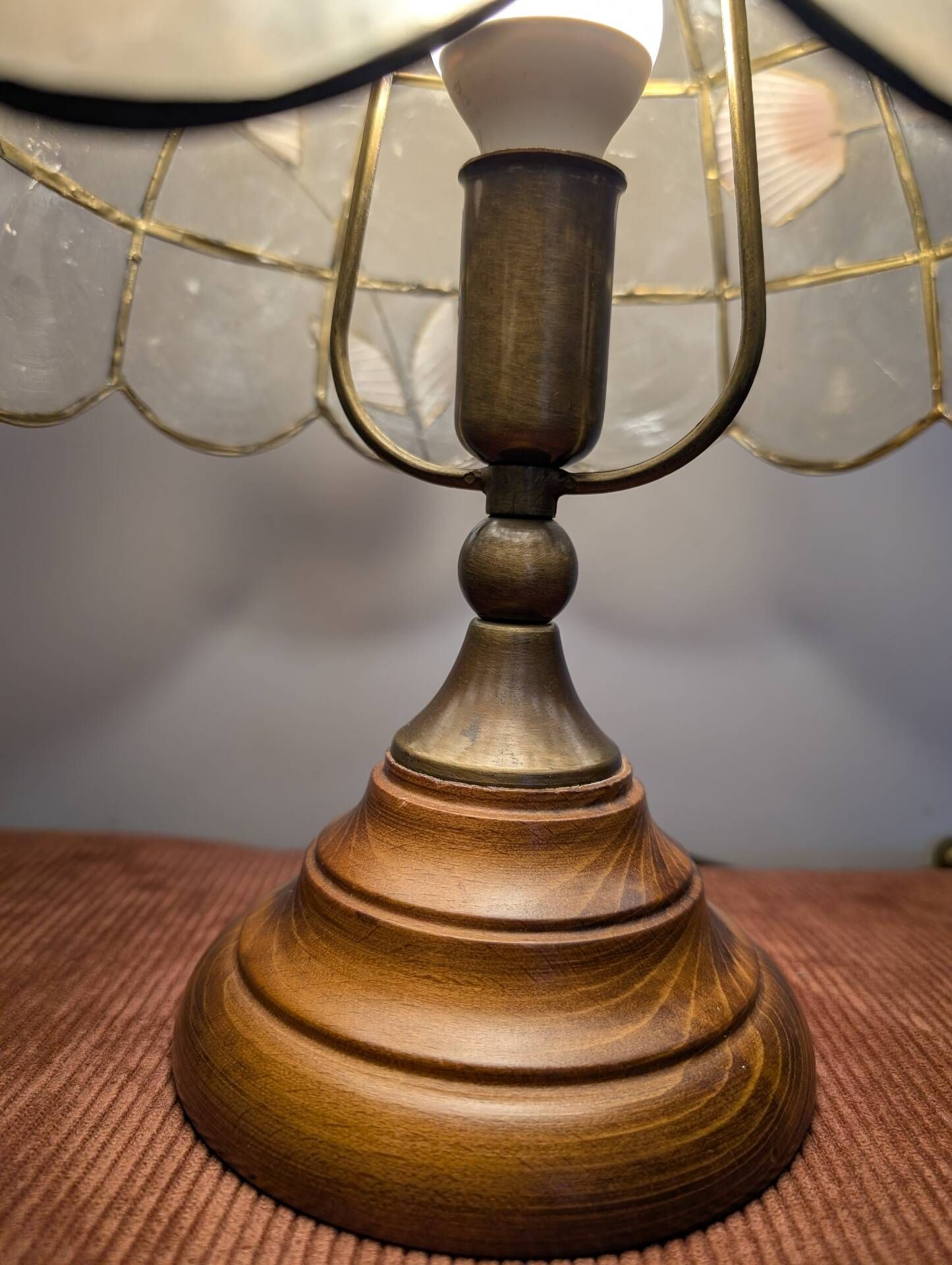 Vintage lamp in wood, brass and mother-of-pearl.