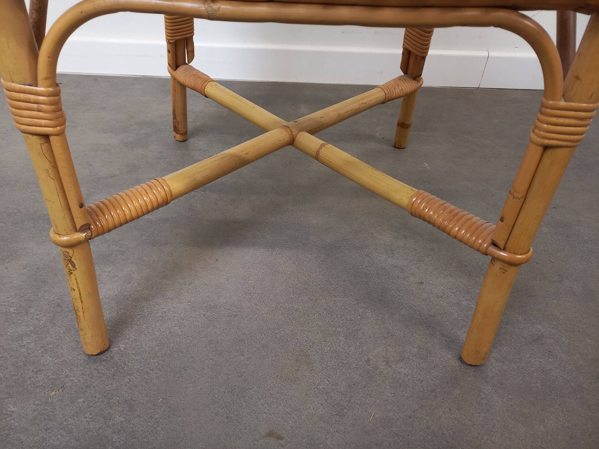 Bureau et sa chaise en rotin