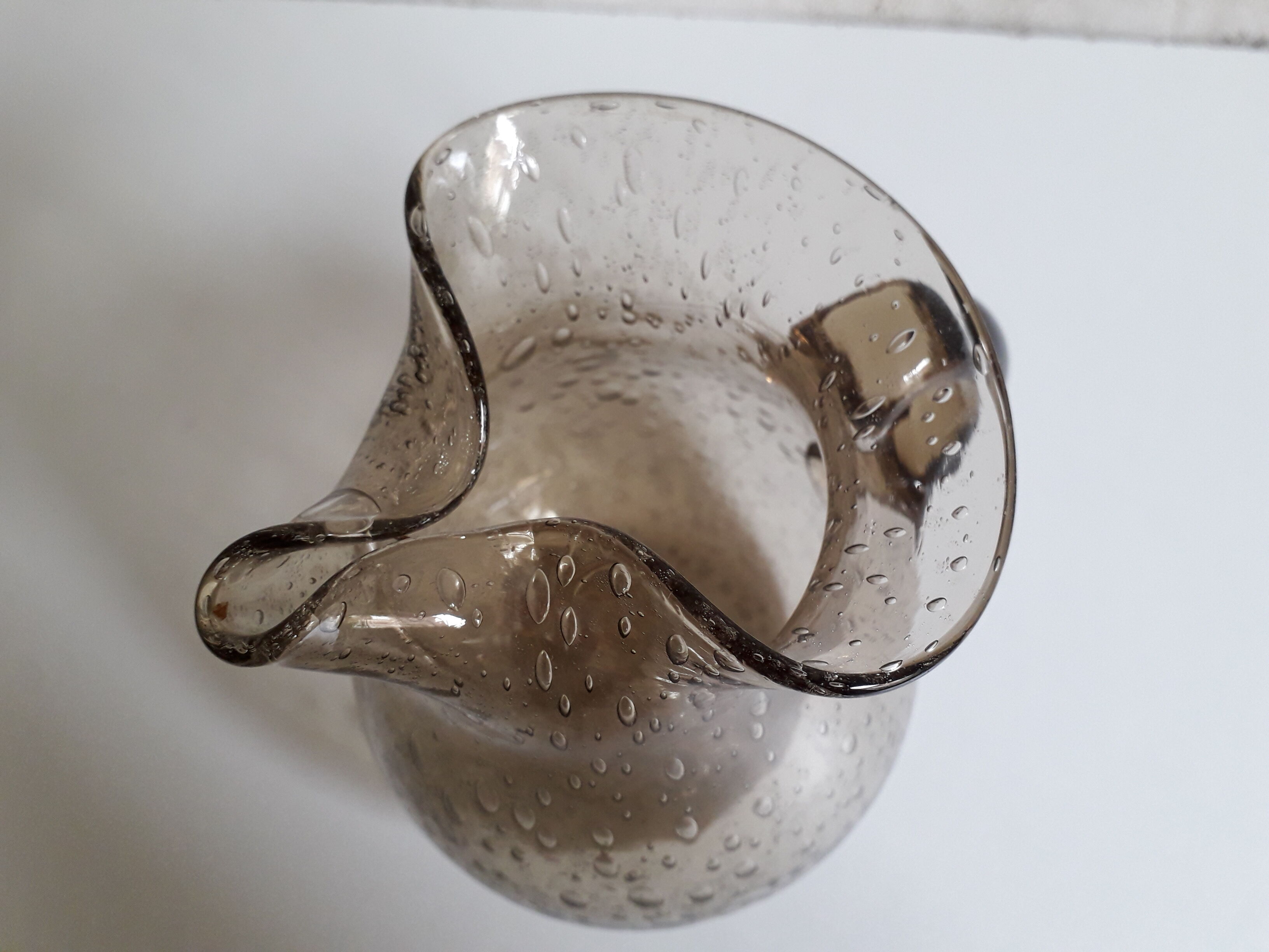 Lot de 8 verres à pied et d'un pichet en verre soufflé et bullé années 70