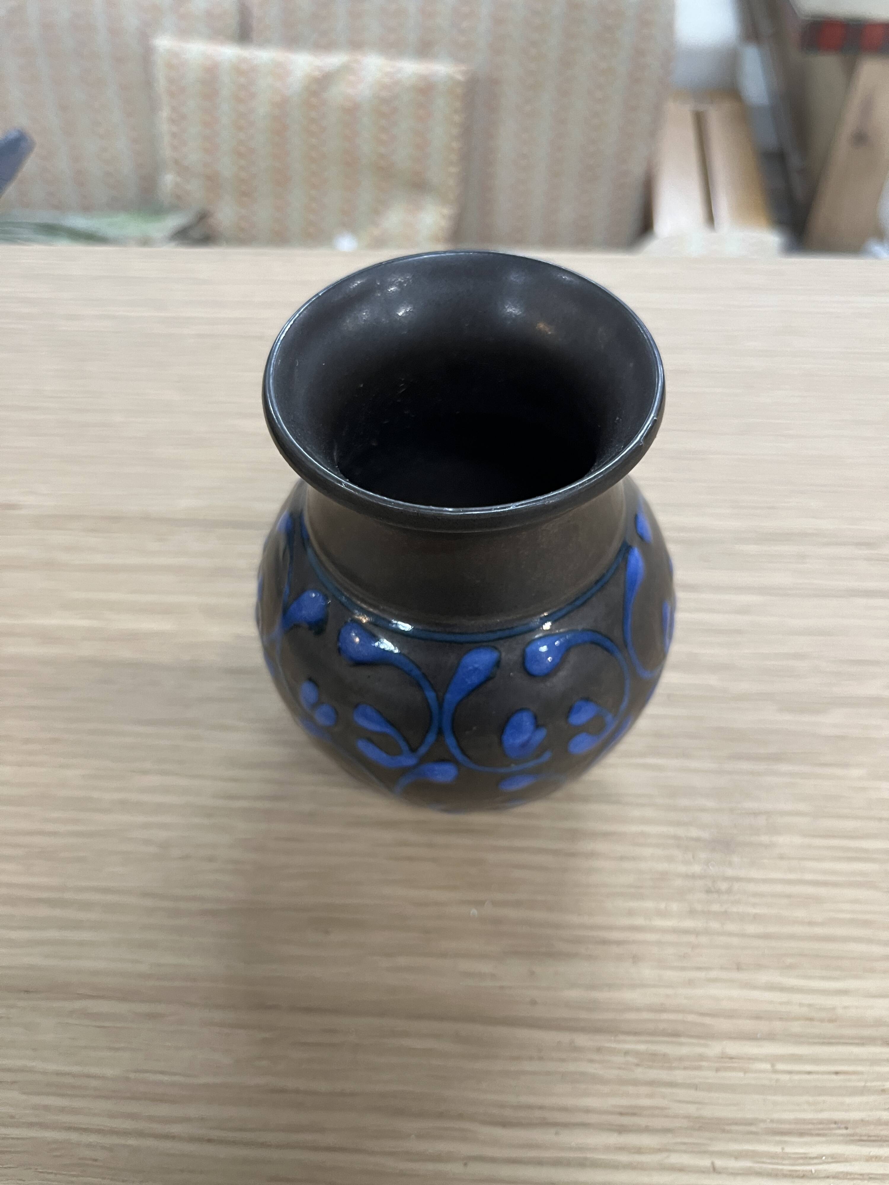 Small vase signed Lilou Milcent