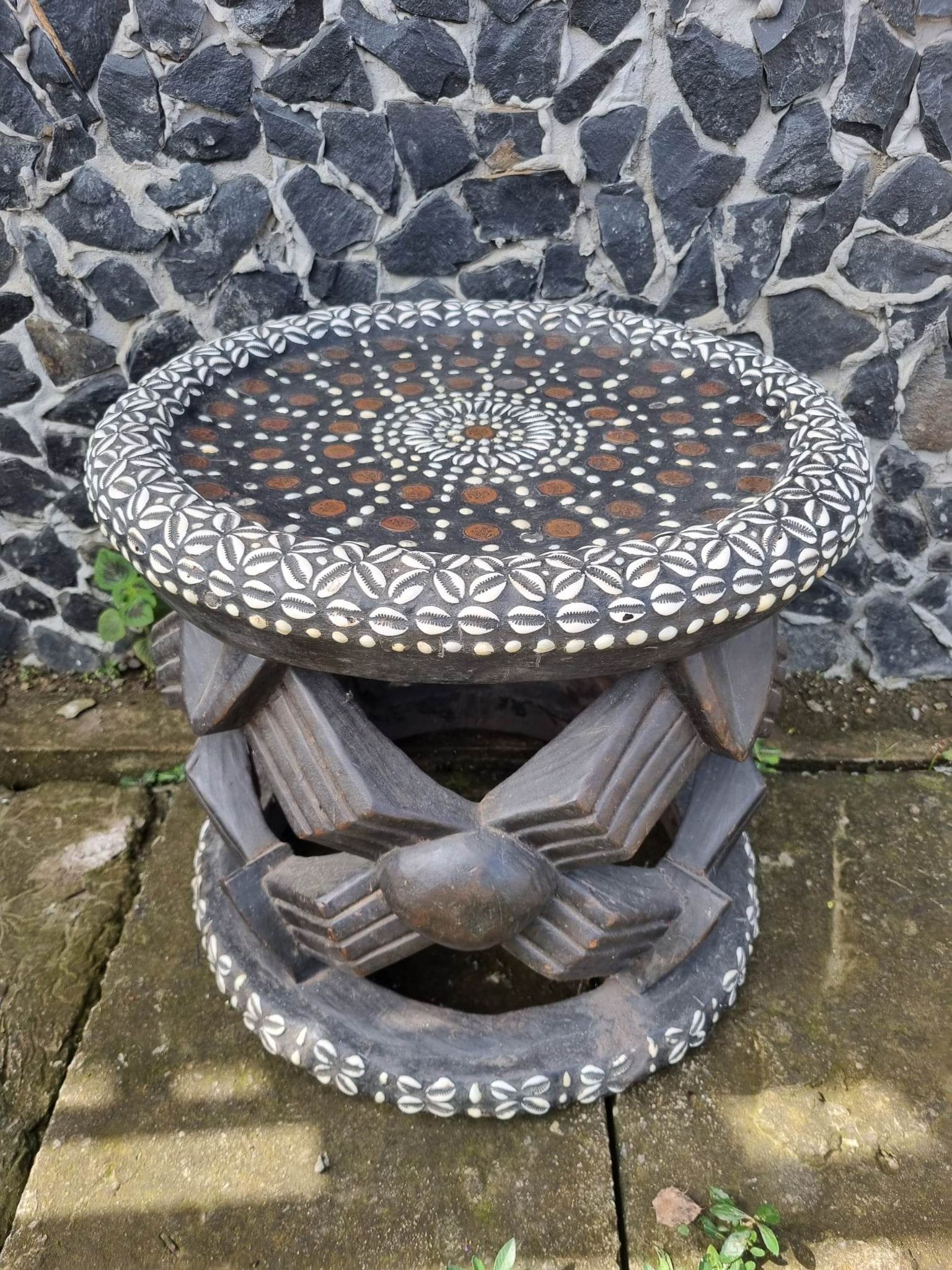 Table basse bamiléké africain décorée avec cauris et pièces