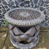 Table basse bamiléké africain décorée avec cauris et pièces