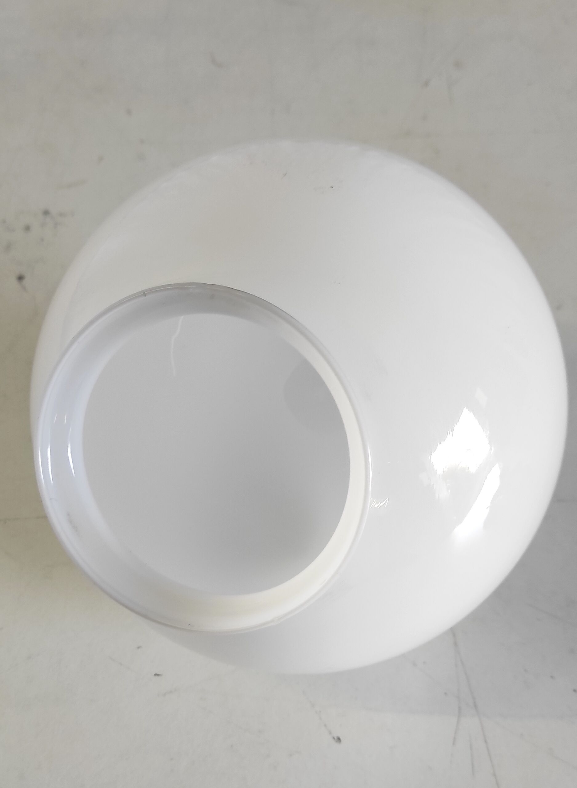 Plafonnier en bakélite et globe opaline blanc, années 50/60
