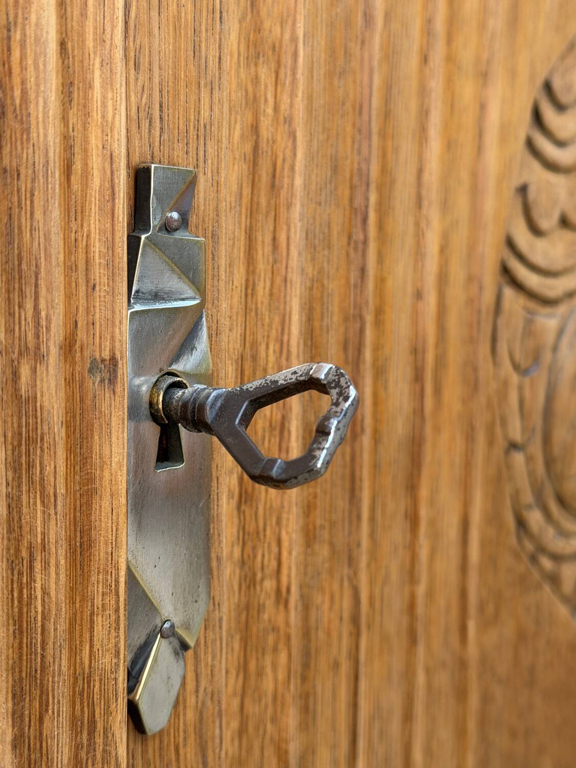 Art Deco buffet in raw and solid oak, 1935.