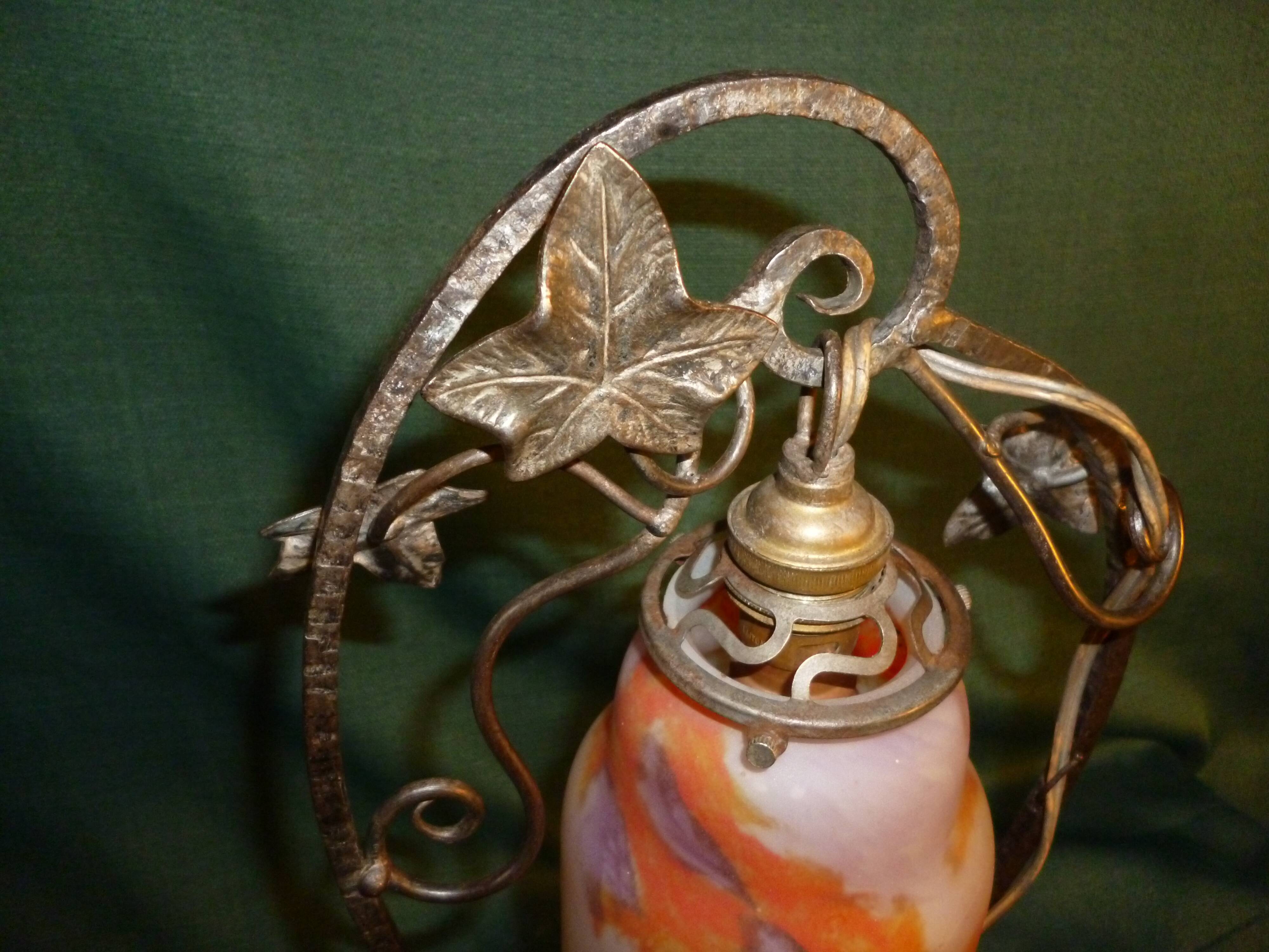 Art Deco lamp in glass paste and wrought iron leaves