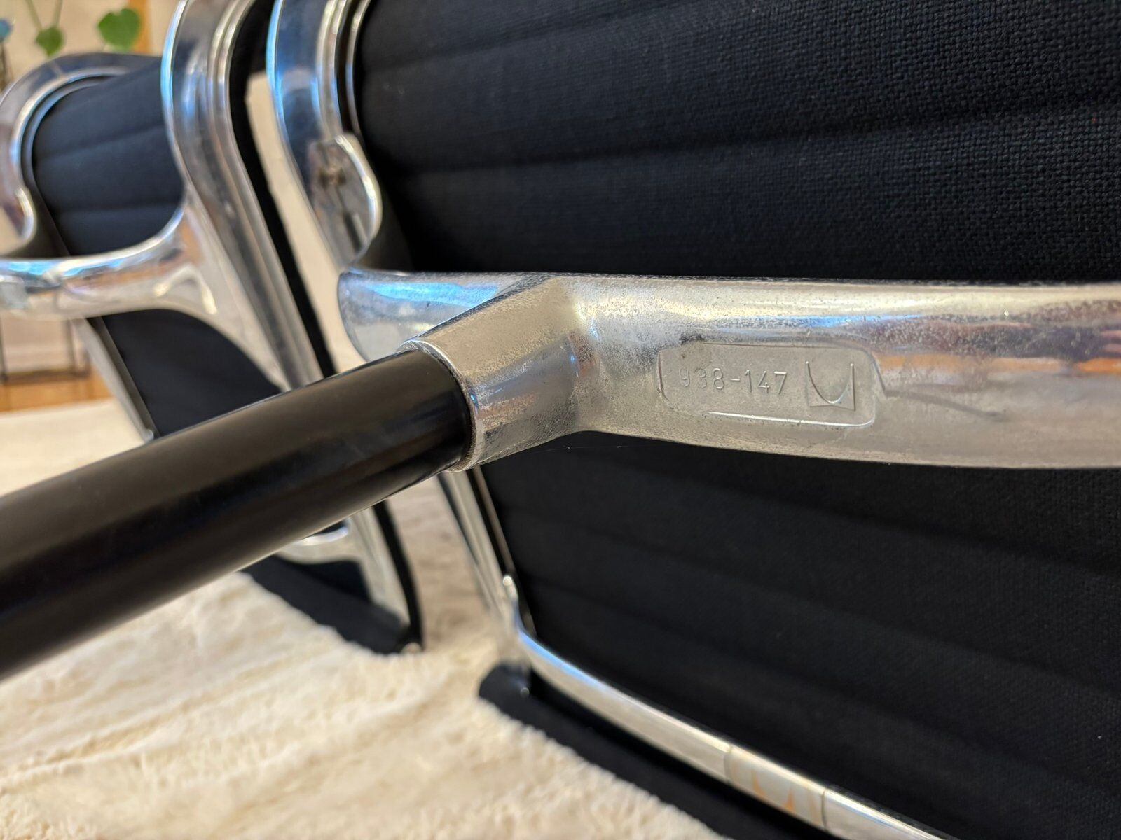 Model EA 105 aluminium chairs by Eames for Herman Miller, 1970s, set of 2