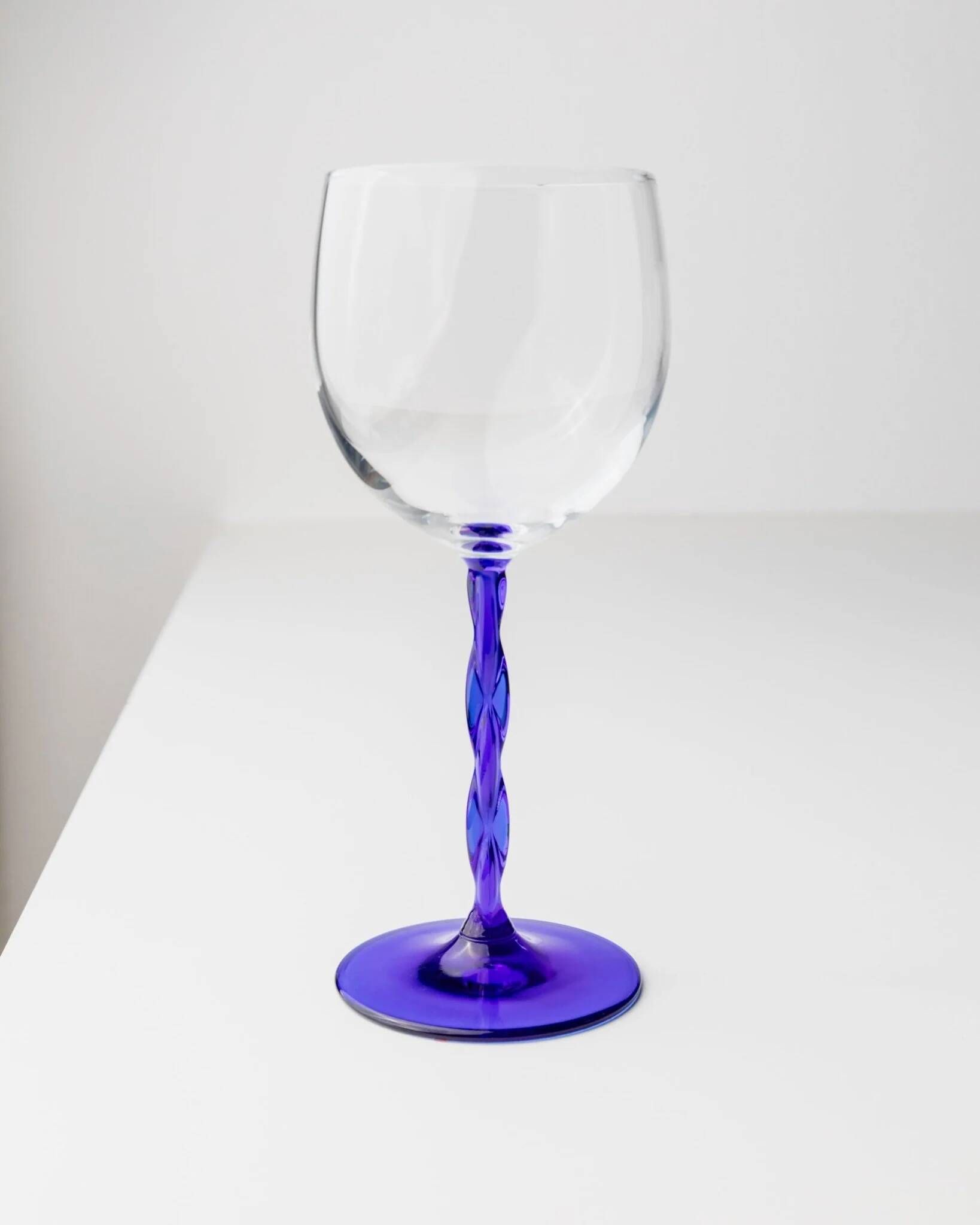 Six cobalt blue Murano glass wine glasses with twisted stems, 1970s Italy, elegant clear bowls