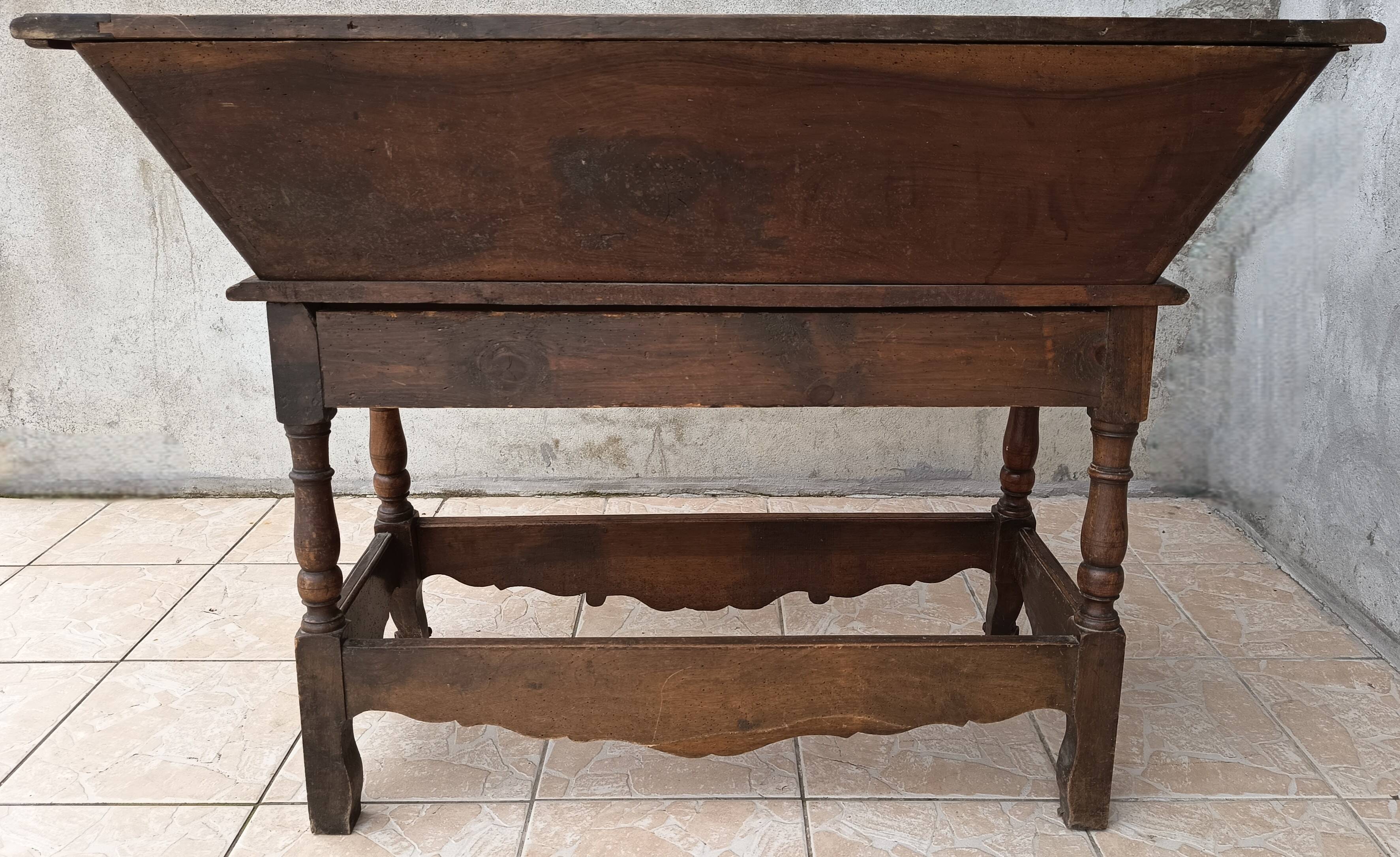 Provençal kneading trough in walnut from the 18th century.