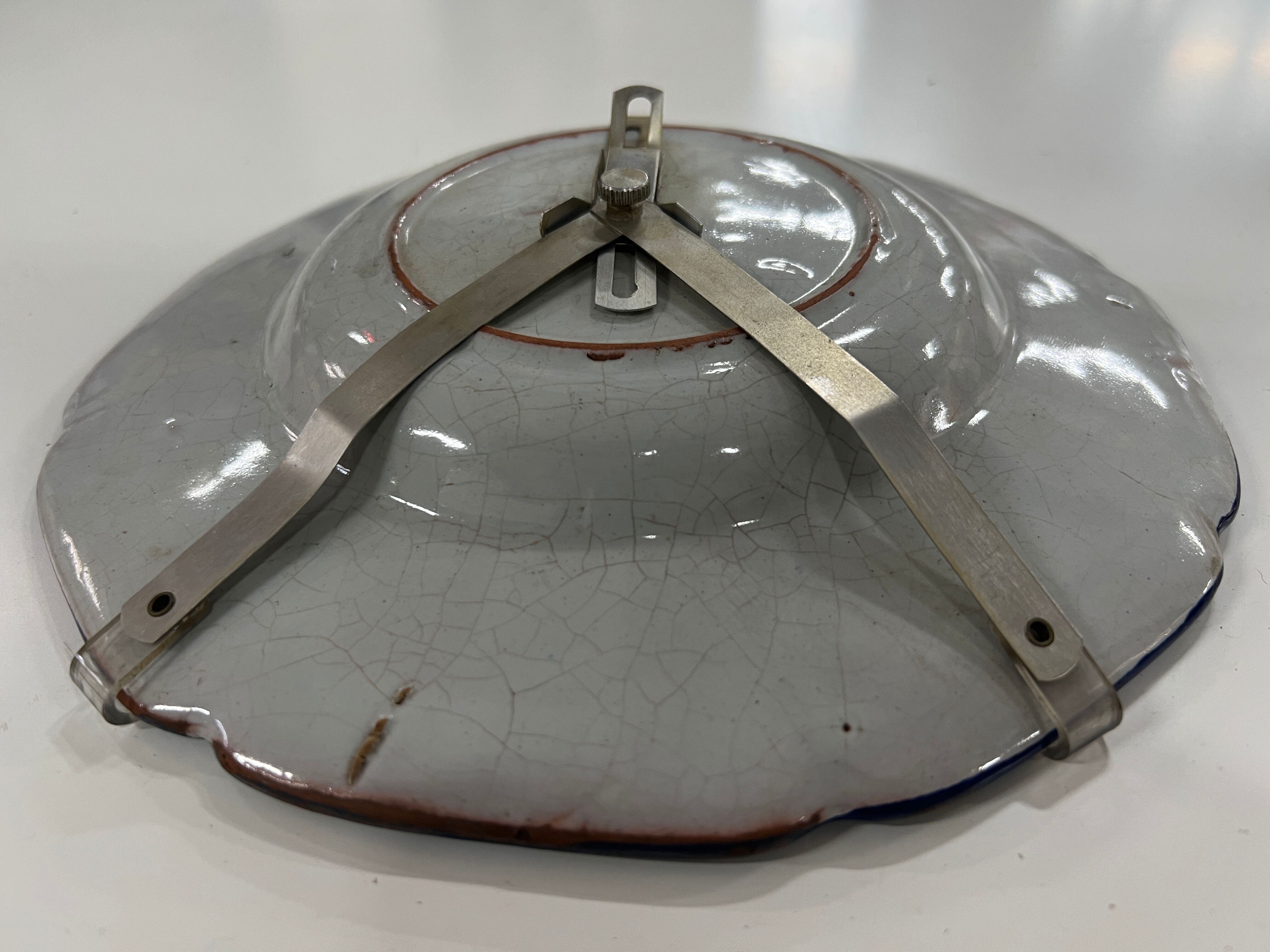Decorative ceramic plate with wall hanging