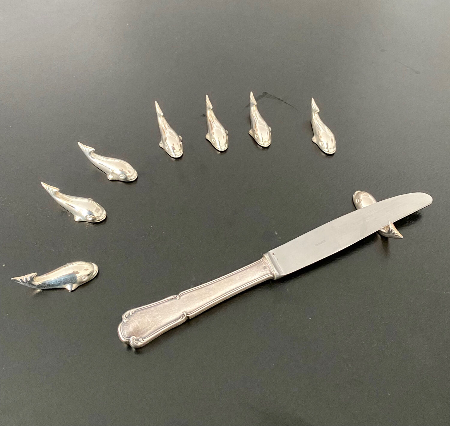 8 whale-shaped knife holders in silver metal
