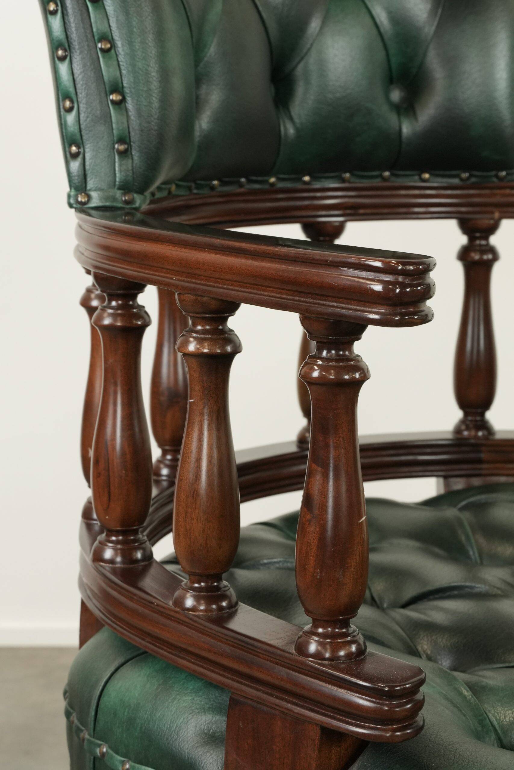 Ensemble de deux chaises de bureau Chesterfield en cuir de vachette vert de style anglais.