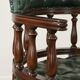 Ensemble de deux chaises de bureau Chesterfield en cuir de vachette vert de style anglais.