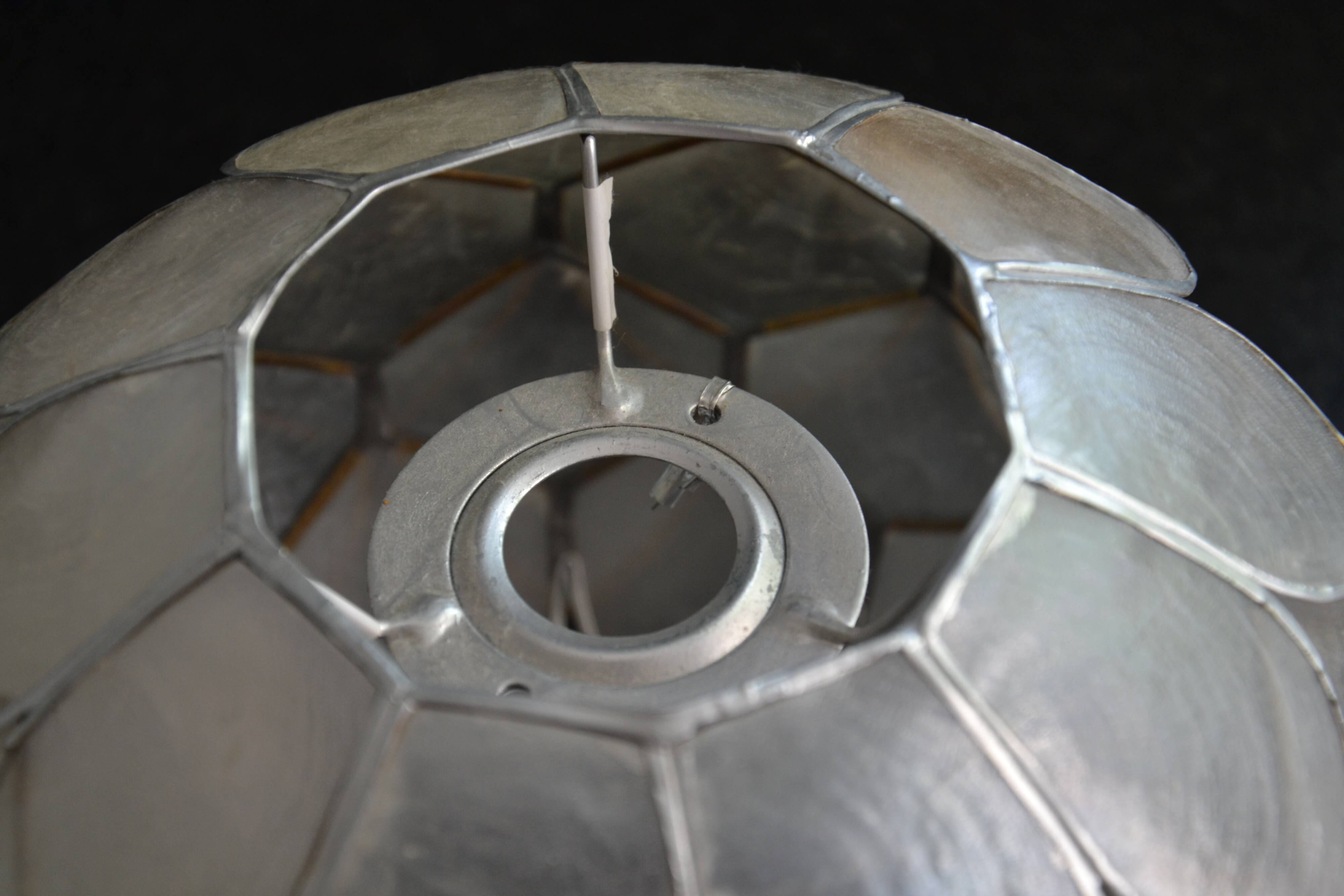 Flower-shaped mother-of-pearl lampshade