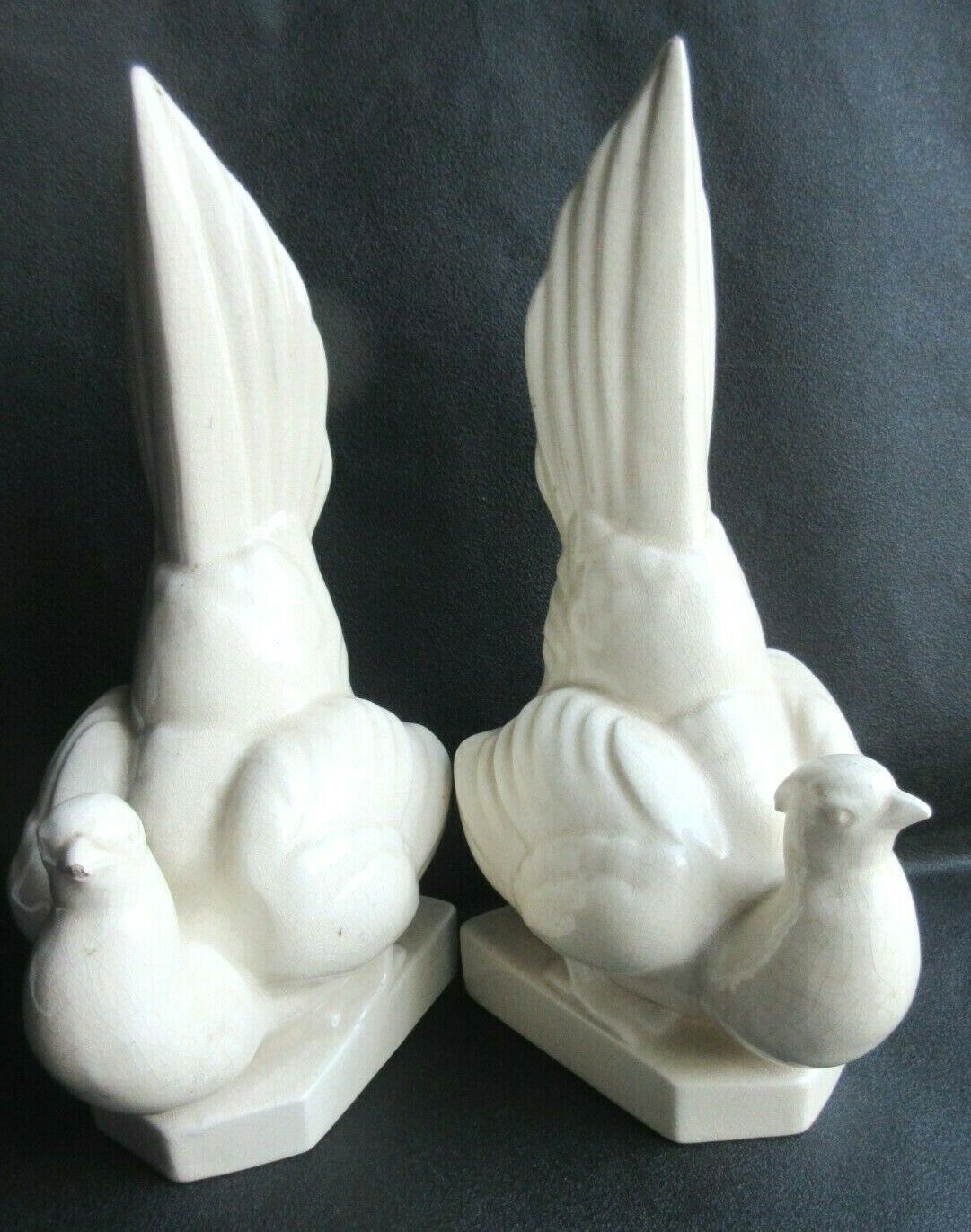 Cracked white ceramic Art Deco book-snables: Birds, Doves