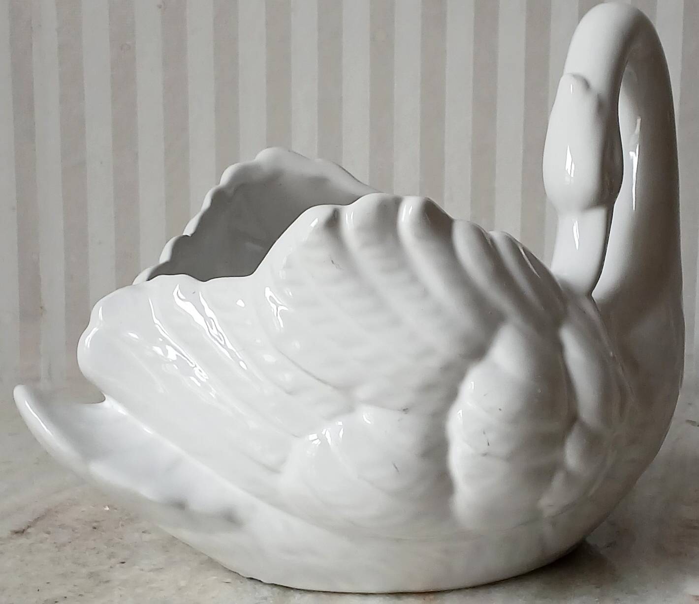 Ceramic swan plant pot