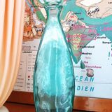 Grande carafe en verre bleuté