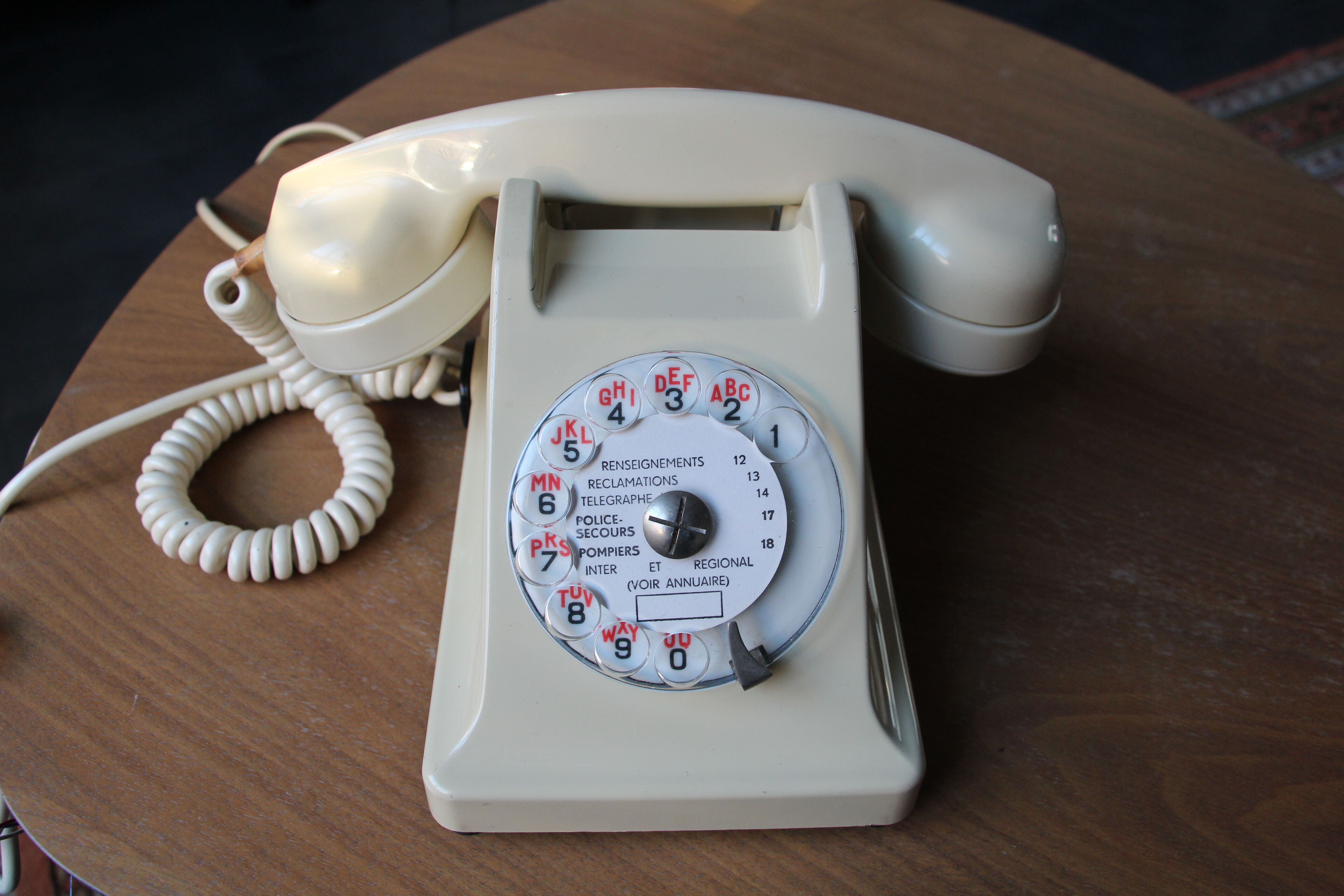 Téléphone en bakélite blanc 50's