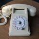 Téléphone en bakélite blanc 50's