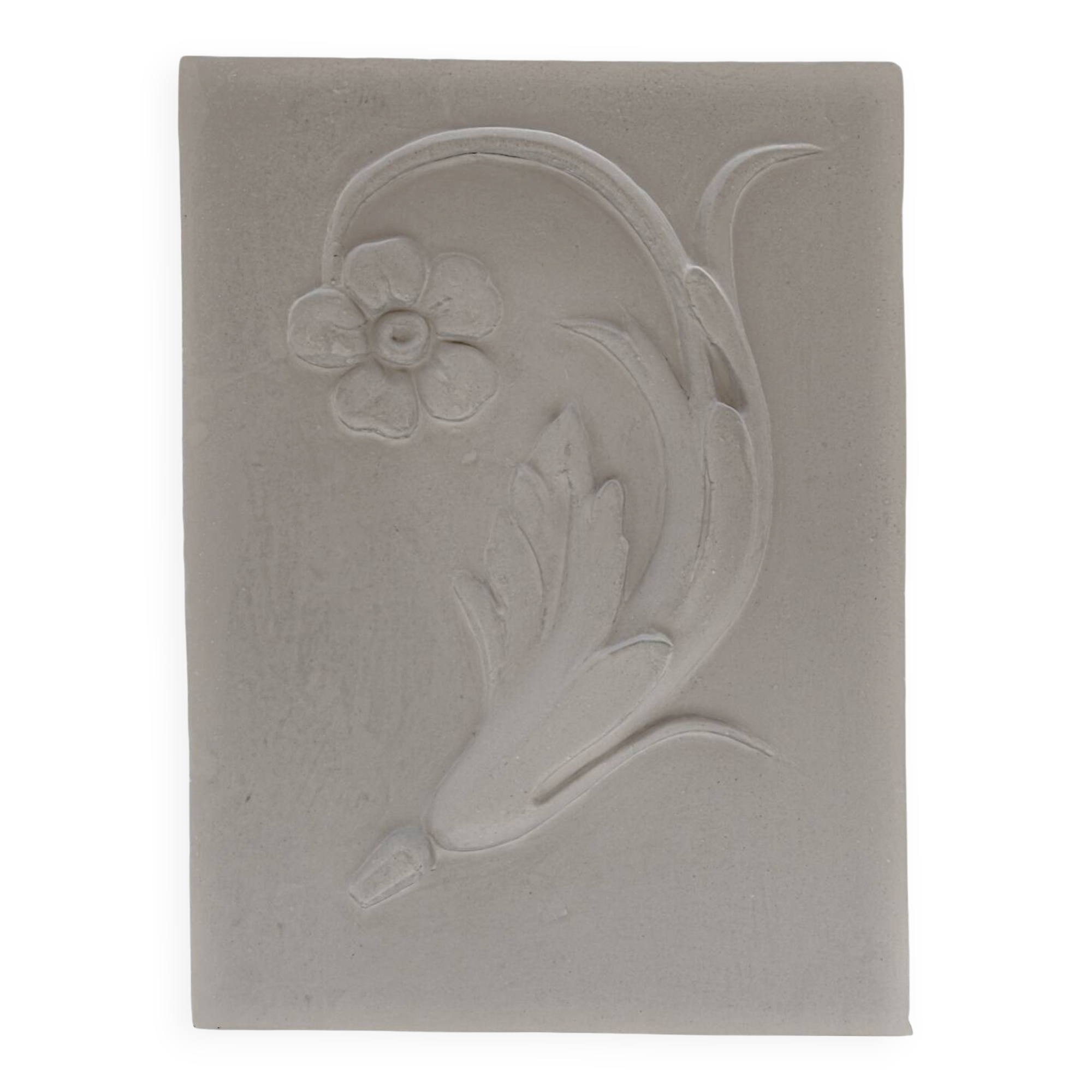 Bas-relief en plâtre d'une feuille d'acanthe avec une fleur.