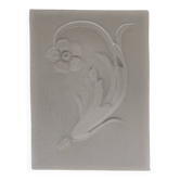 Bas-relief en plâtre d’une feuille d’acanthe avec une fleur