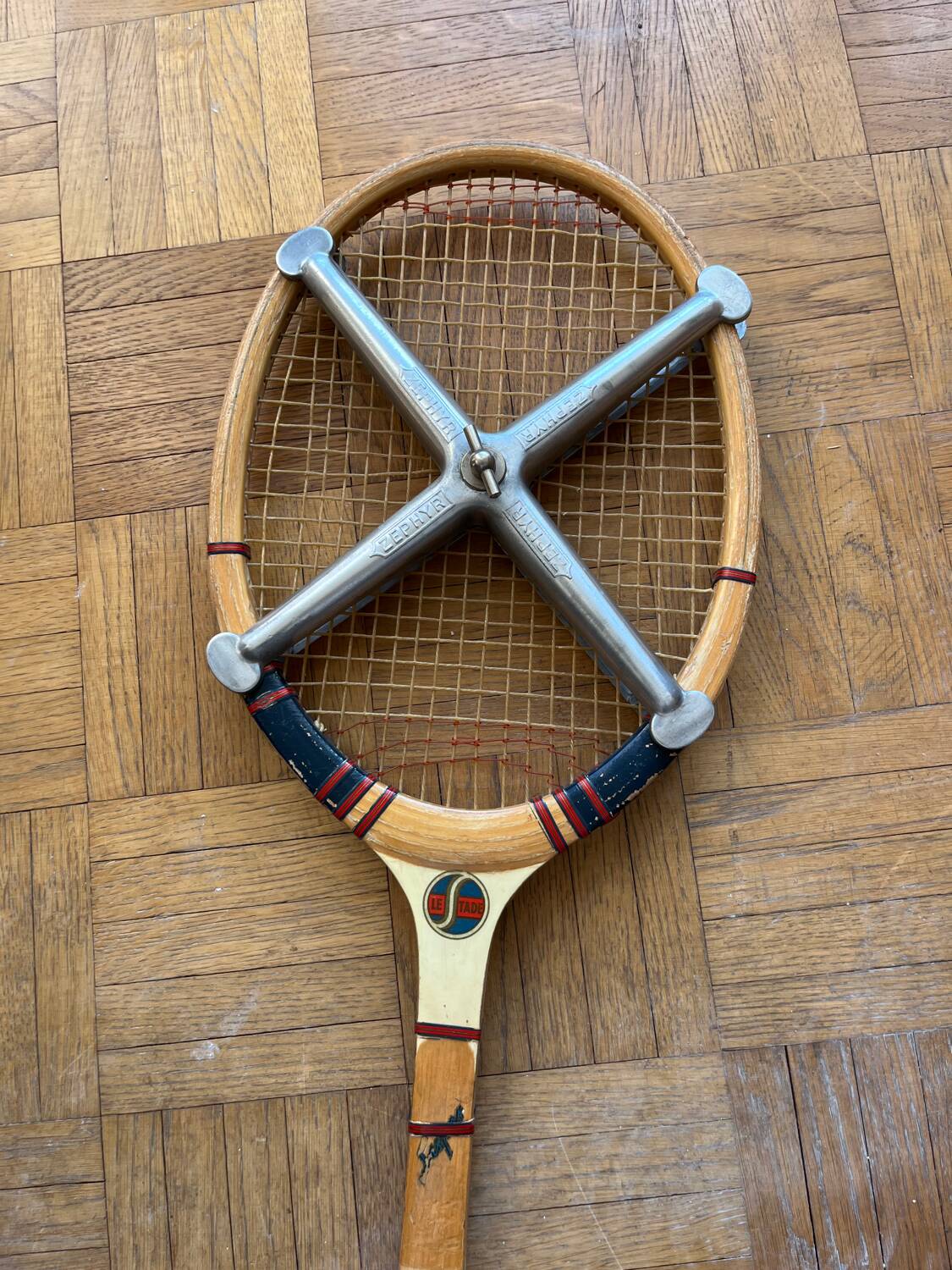 Raquette de tennis ancienne