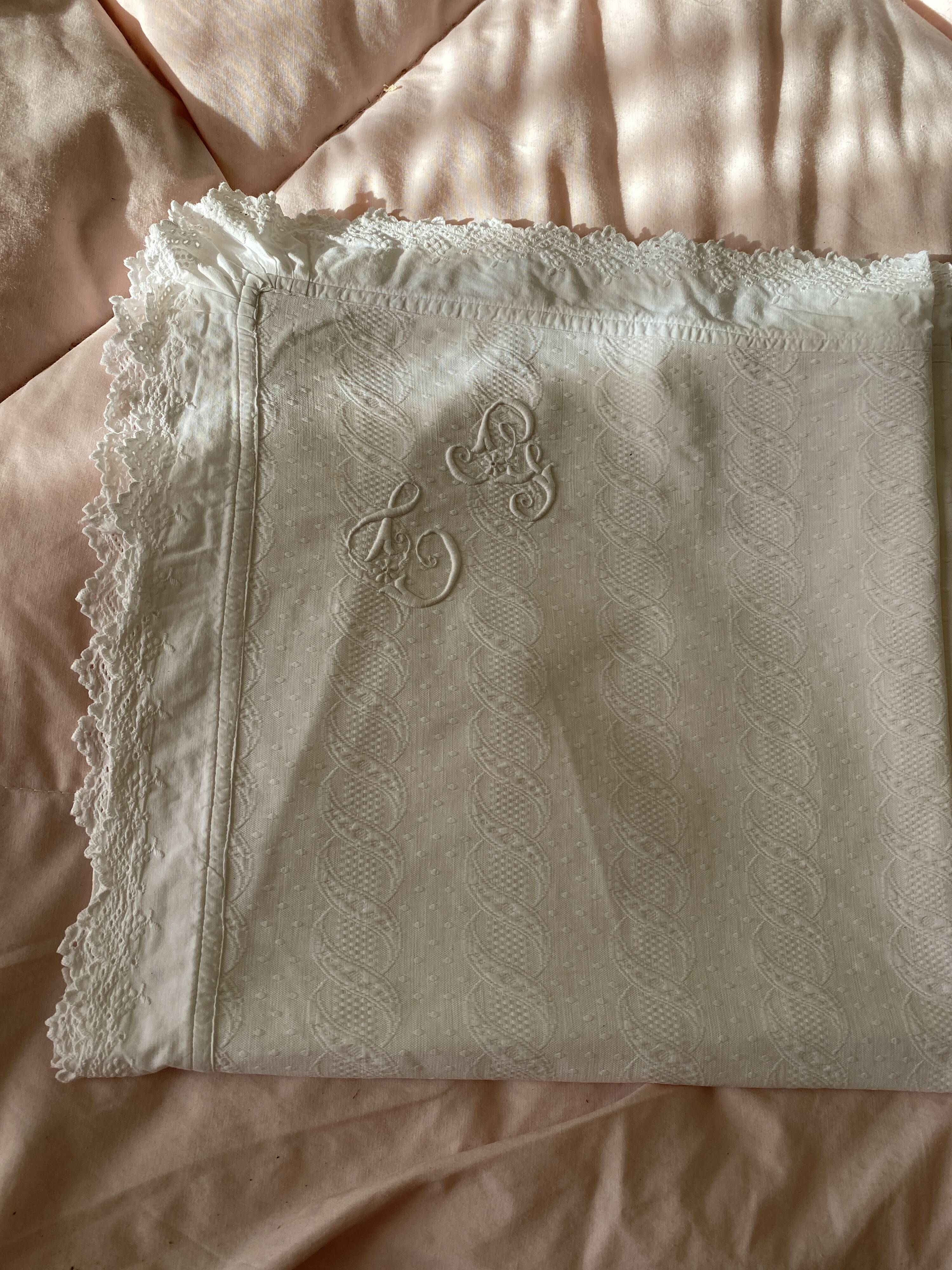 Taie in togram tG monogram