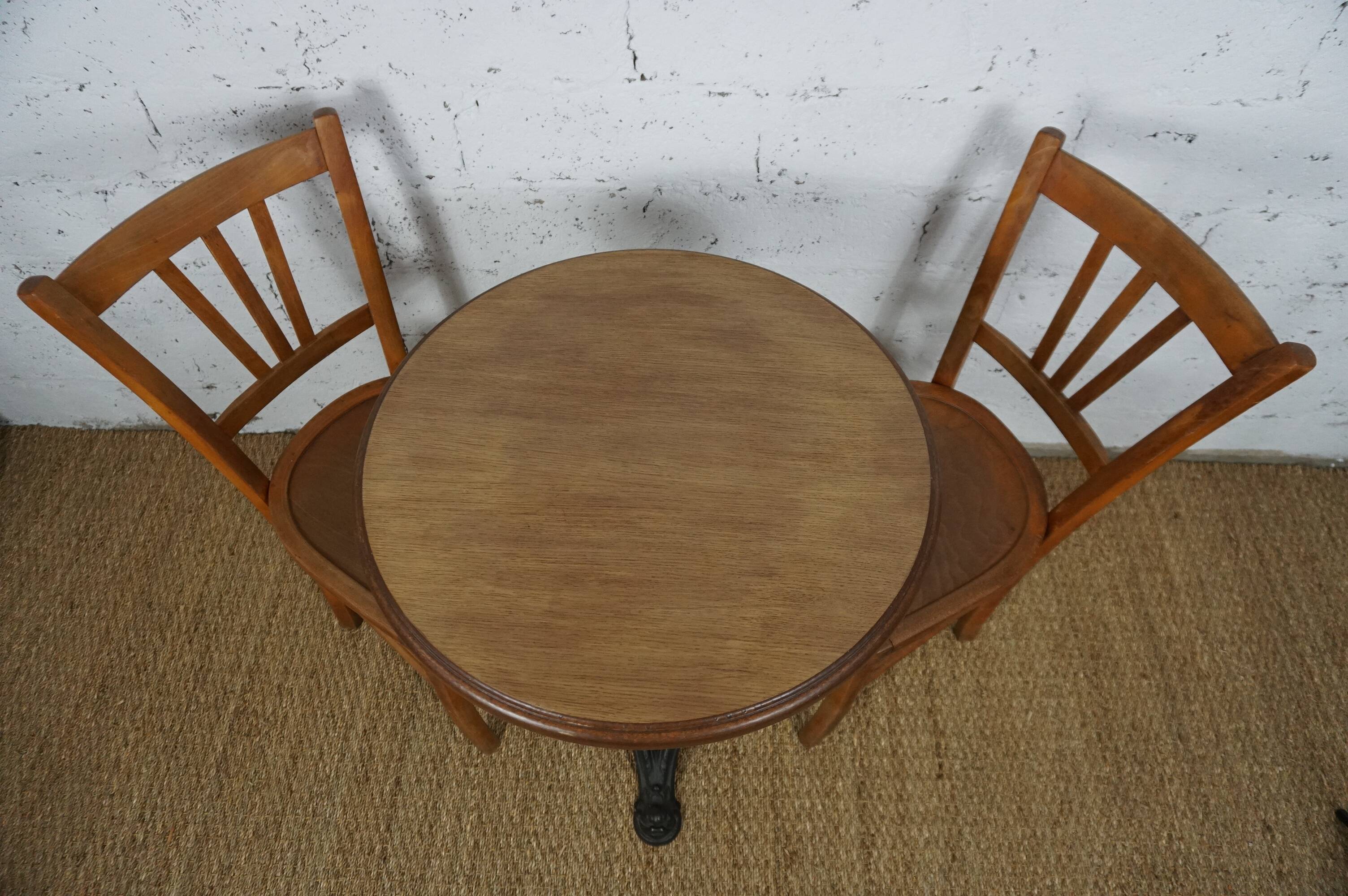table plateau chêne pieds fonte et paire de chaises bistrot