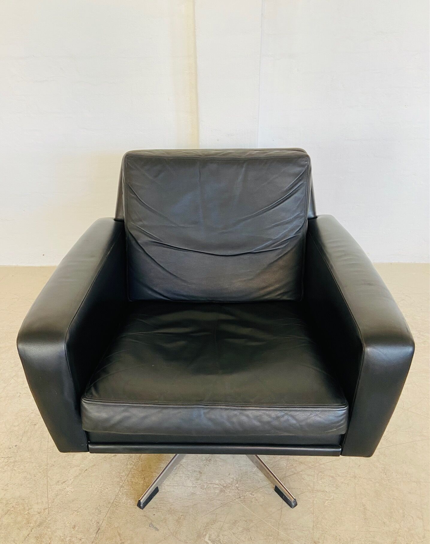 Vintage Danish swivel chair in black leather by Georg Thams