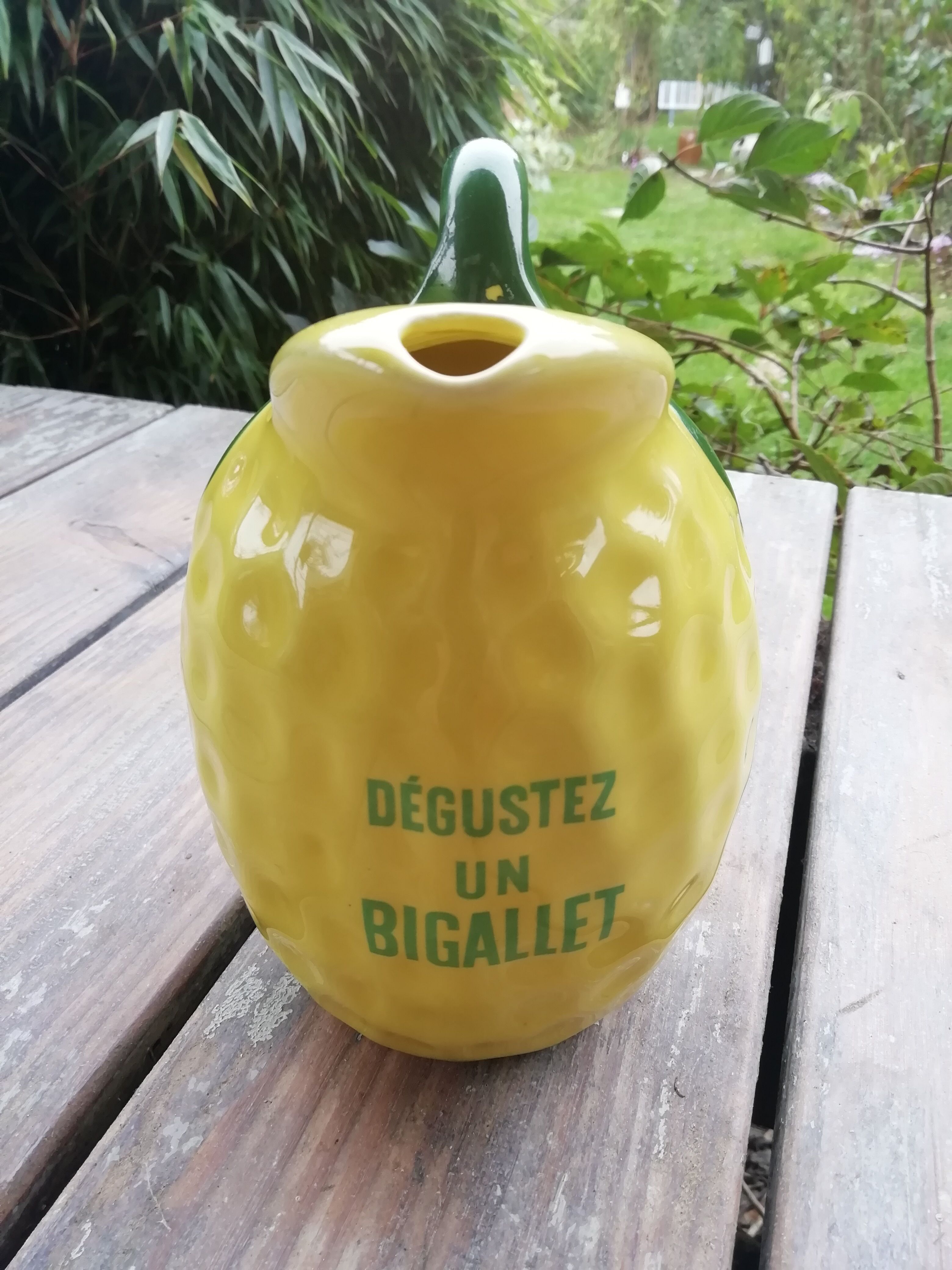 Pitcher dabbling lemon