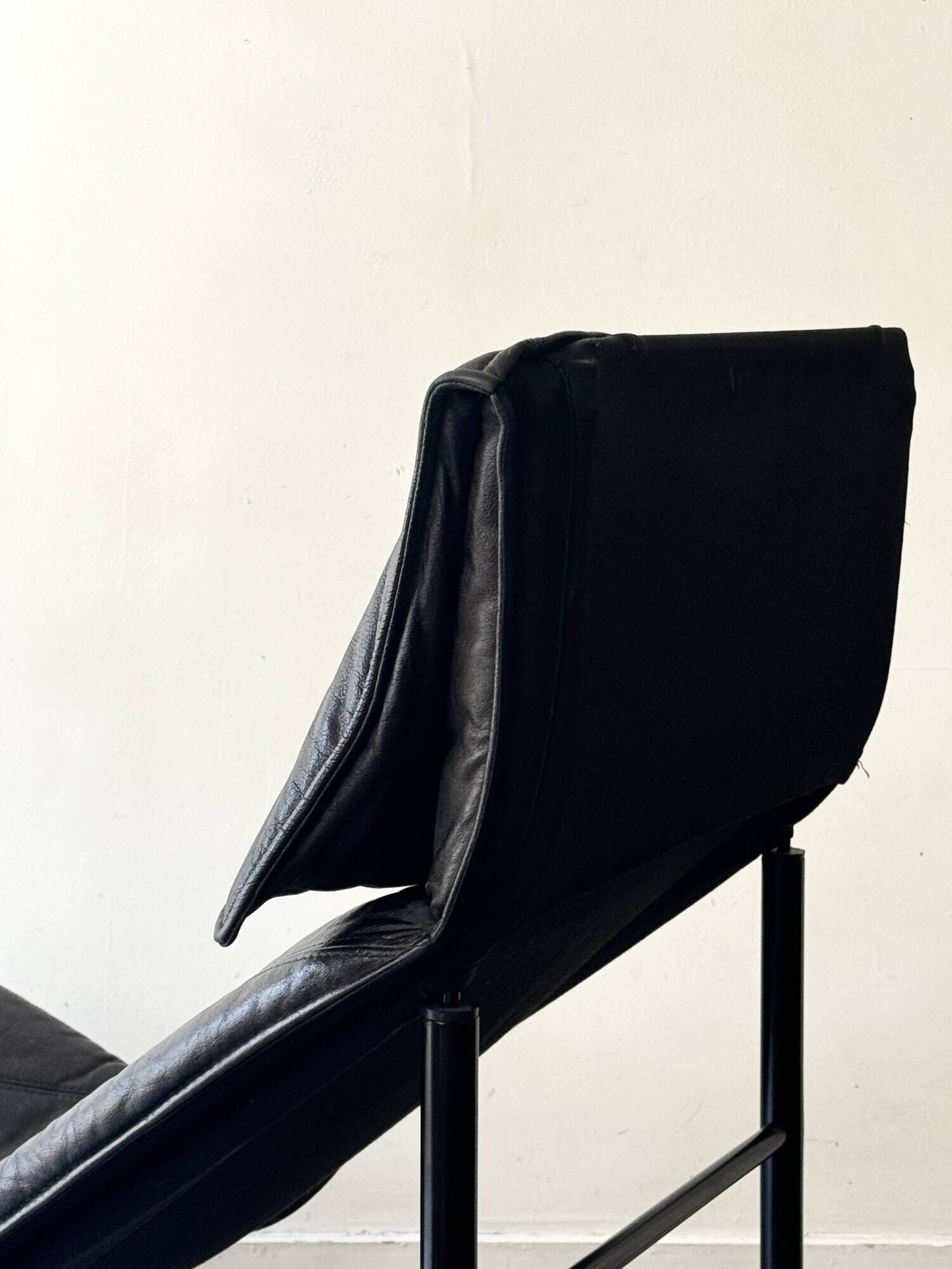 Scandinavian design chaise longue in black leather by Tord Björklund, Sweden 1970.