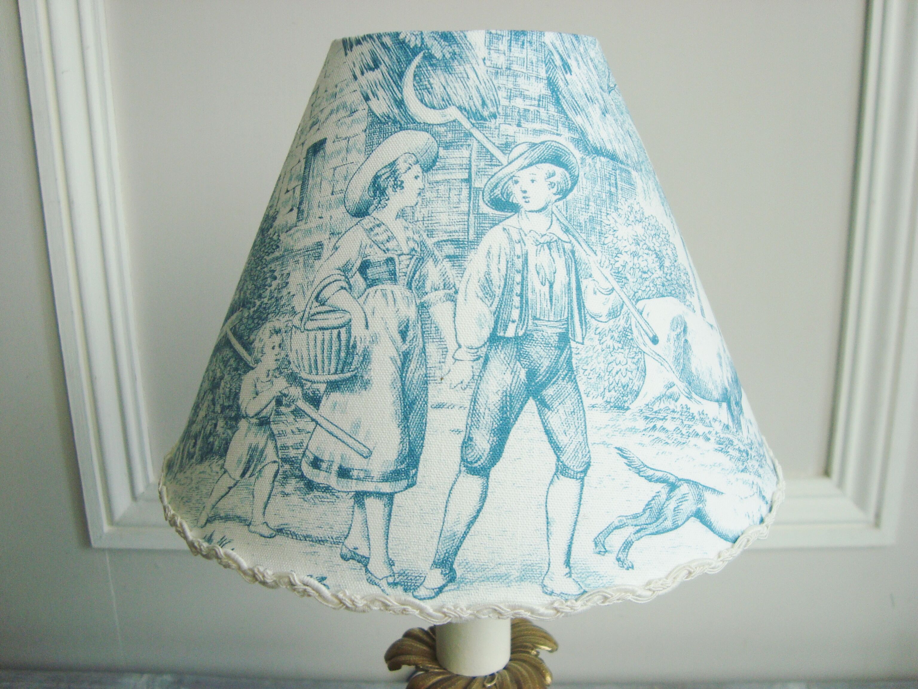 Small vintage lamp with its lampshade in toile de Jouy